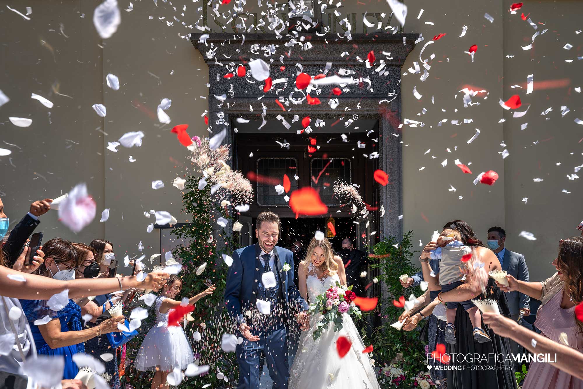 022 matrimonio reportage wedding uscita chiesa lancio riso petali sposi rodano milano 022 matrimonio reportage wedding uscita chiesa lancio riso petali sposi rodano milano