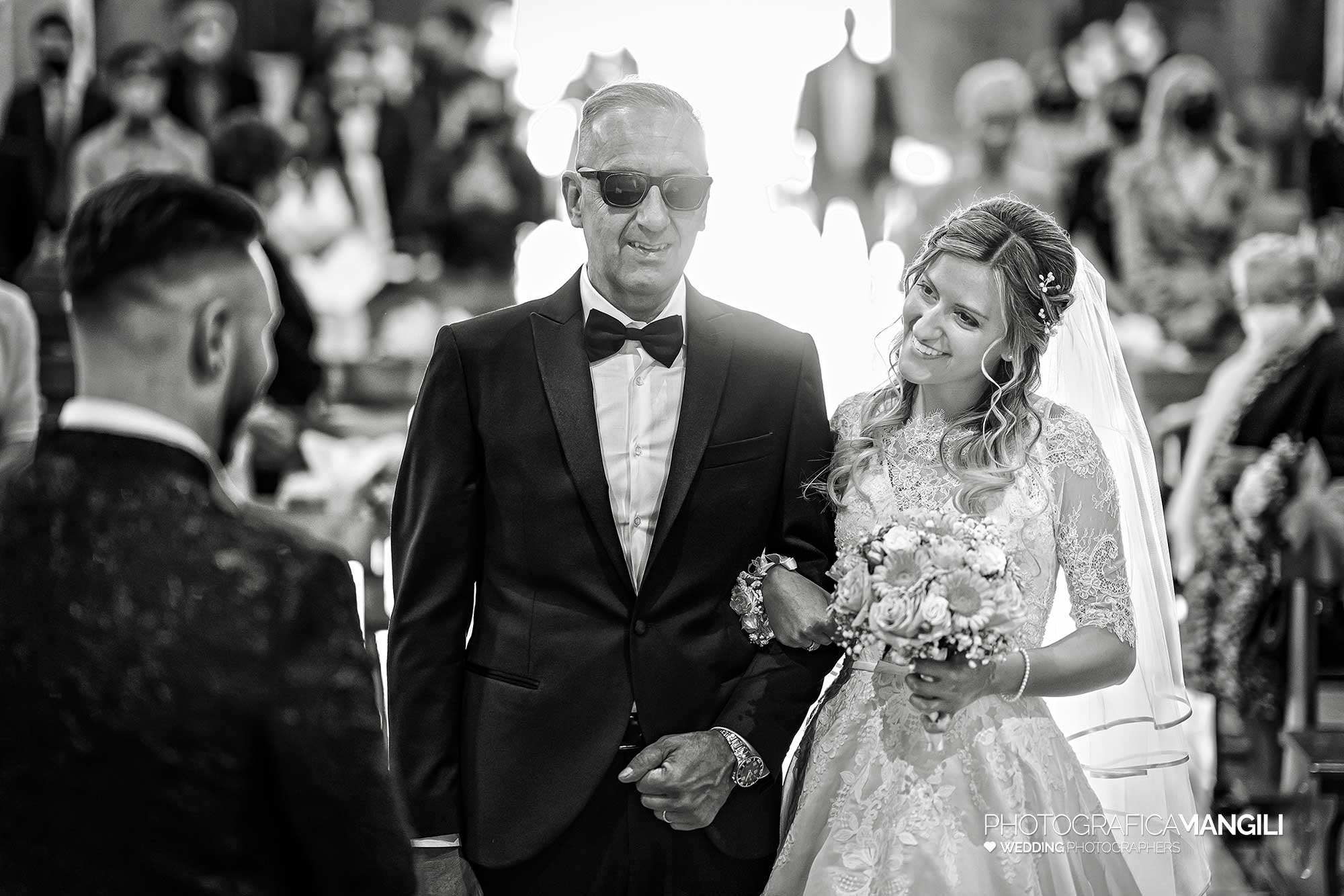 023 fotografo matrimonio reportage wedding chiesa ingresso sposa con papa brianza lecco 023 fotografo matrimonio reportage wedding chiesa ingresso sposa con papa brianza lecco