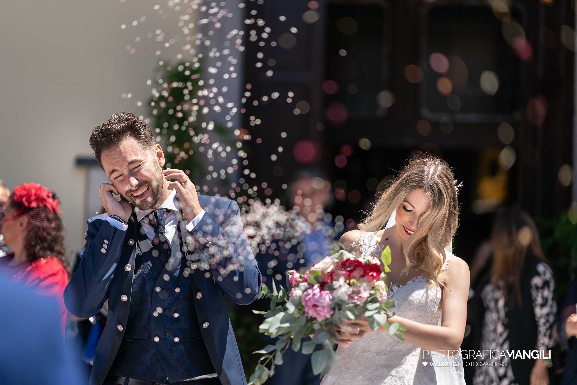 023 matrimonio reportage wedding uscita chiesa sposi lancio riso petali rodano milano 023 matrimonio reportage wedding uscita chiesa sposi lancio riso petali rodano milano