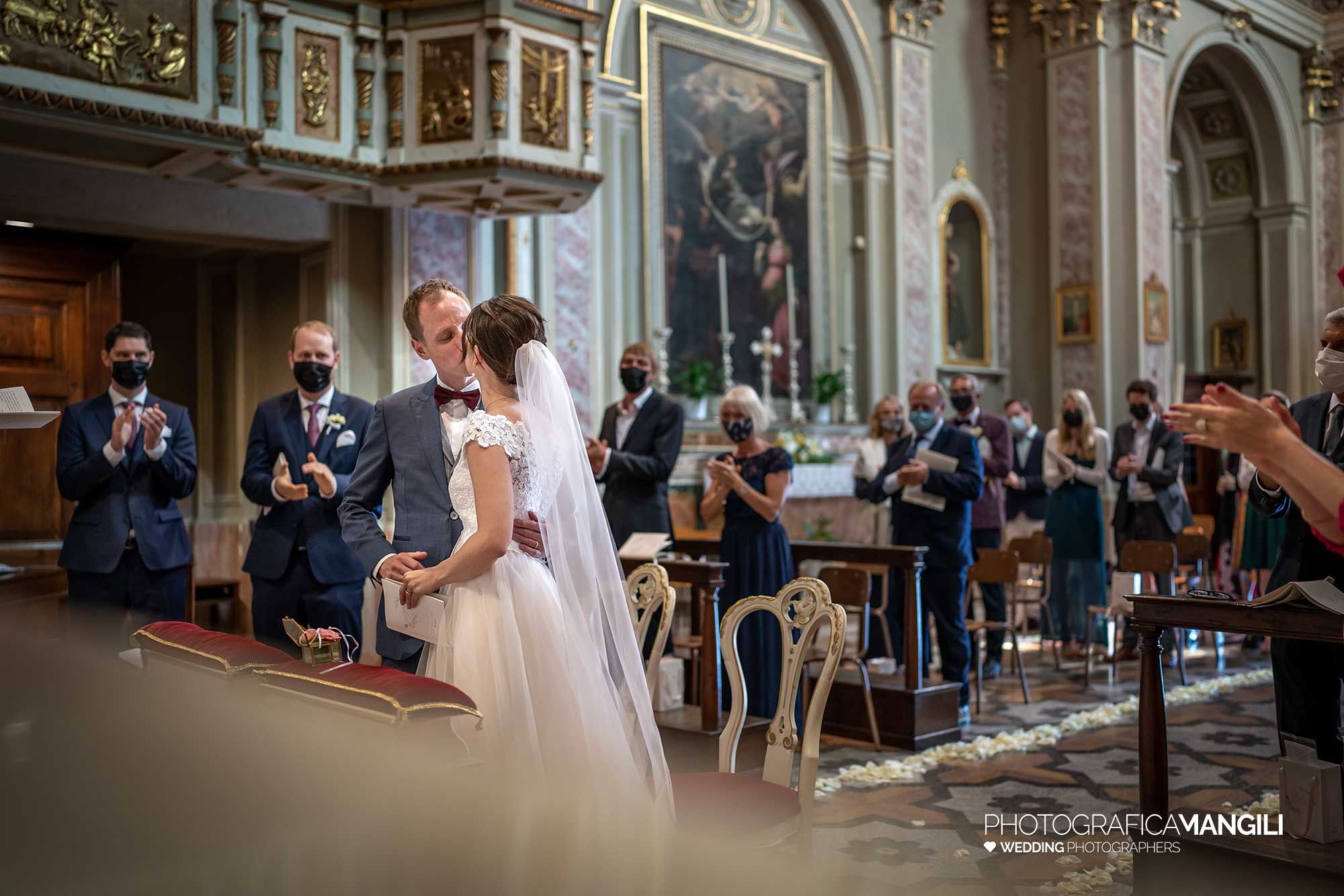 024 fotografo matrimonio reportage wedding bacio sposi funzione religiosa chiesa rossino lecco como lake 024 fotografo matrimonio reportage wedding bacio sposi funzione religiosa chiesa rossino lecco como lake