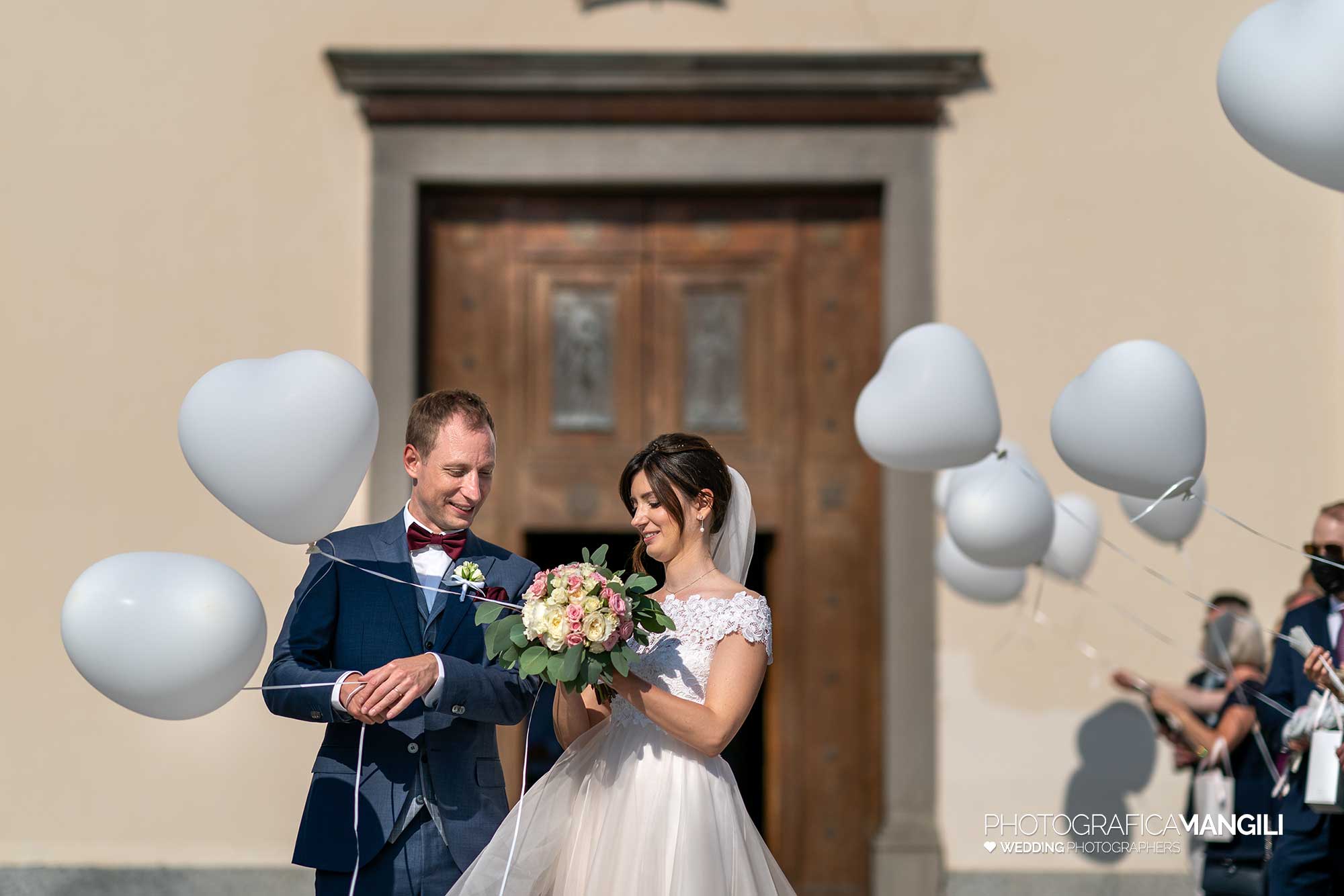 029 fotografo matrimonio reportage wedding uscita sposi chiesa palloncioni rossino lecco como lake 029 fotografo matrimonio reportage wedding uscita sposi chiesa palloncioni rossino lecco como lake