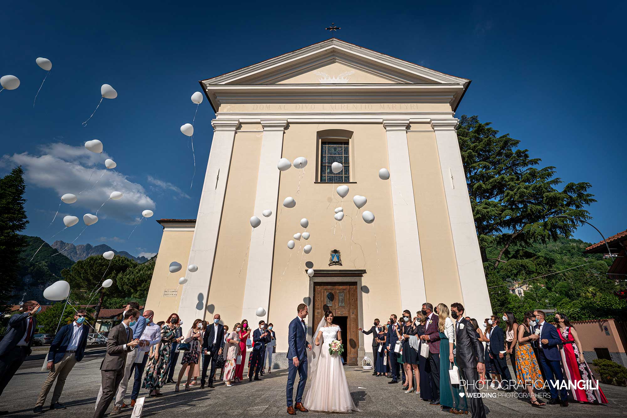030 fotografo matrimonio reportage wedding sposi uscita chiesa palloncini rossino lecco como lake 030 fotografo matrimonio reportage wedding sposi uscita chiesa palloncini rossino lecco como lake