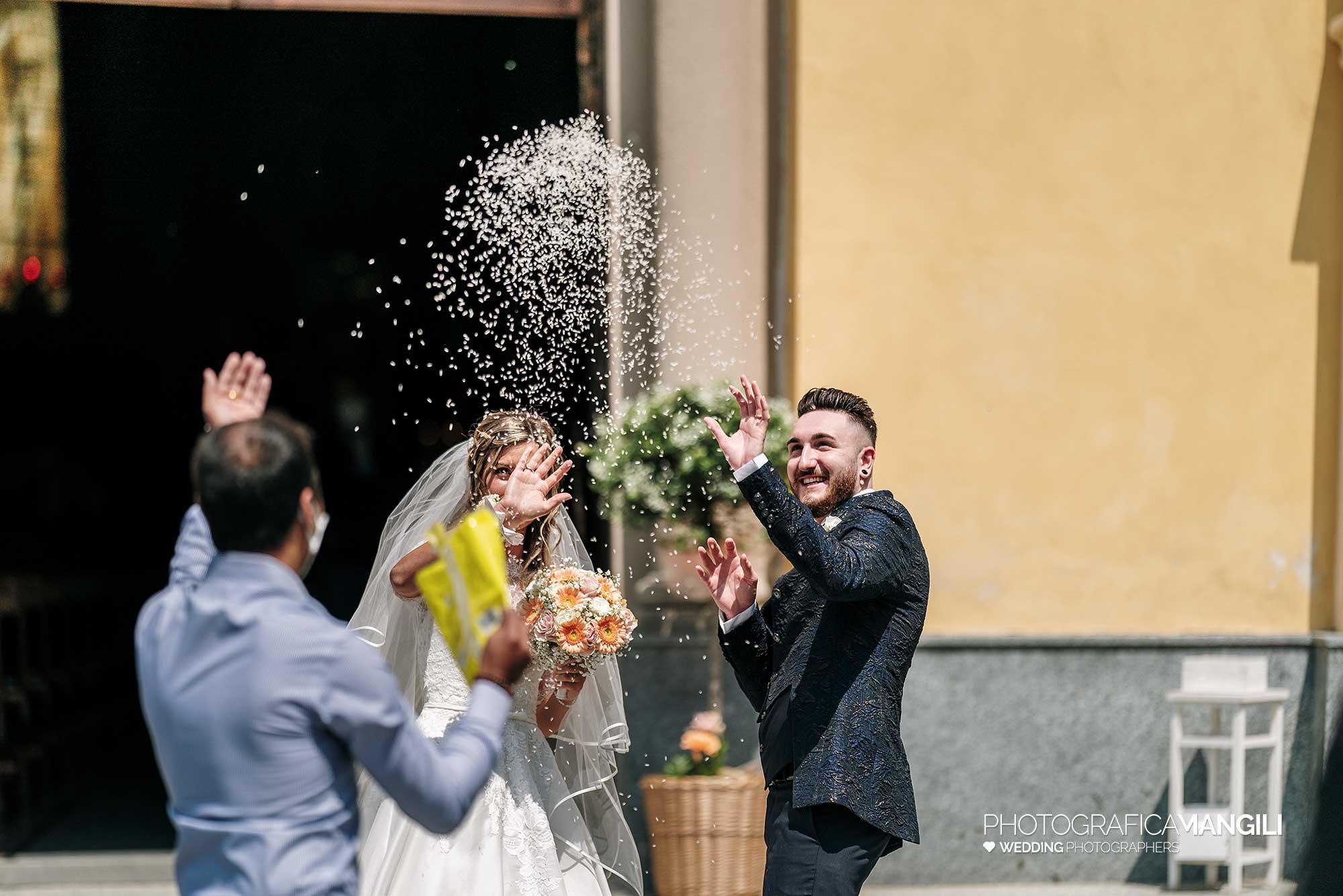 032 fotografo matrimonio reportage wedding uscita chiesa riso sposi brianza lecco 032 fotografo matrimonio reportage wedding uscita chiesa riso sposi brianza lecco
