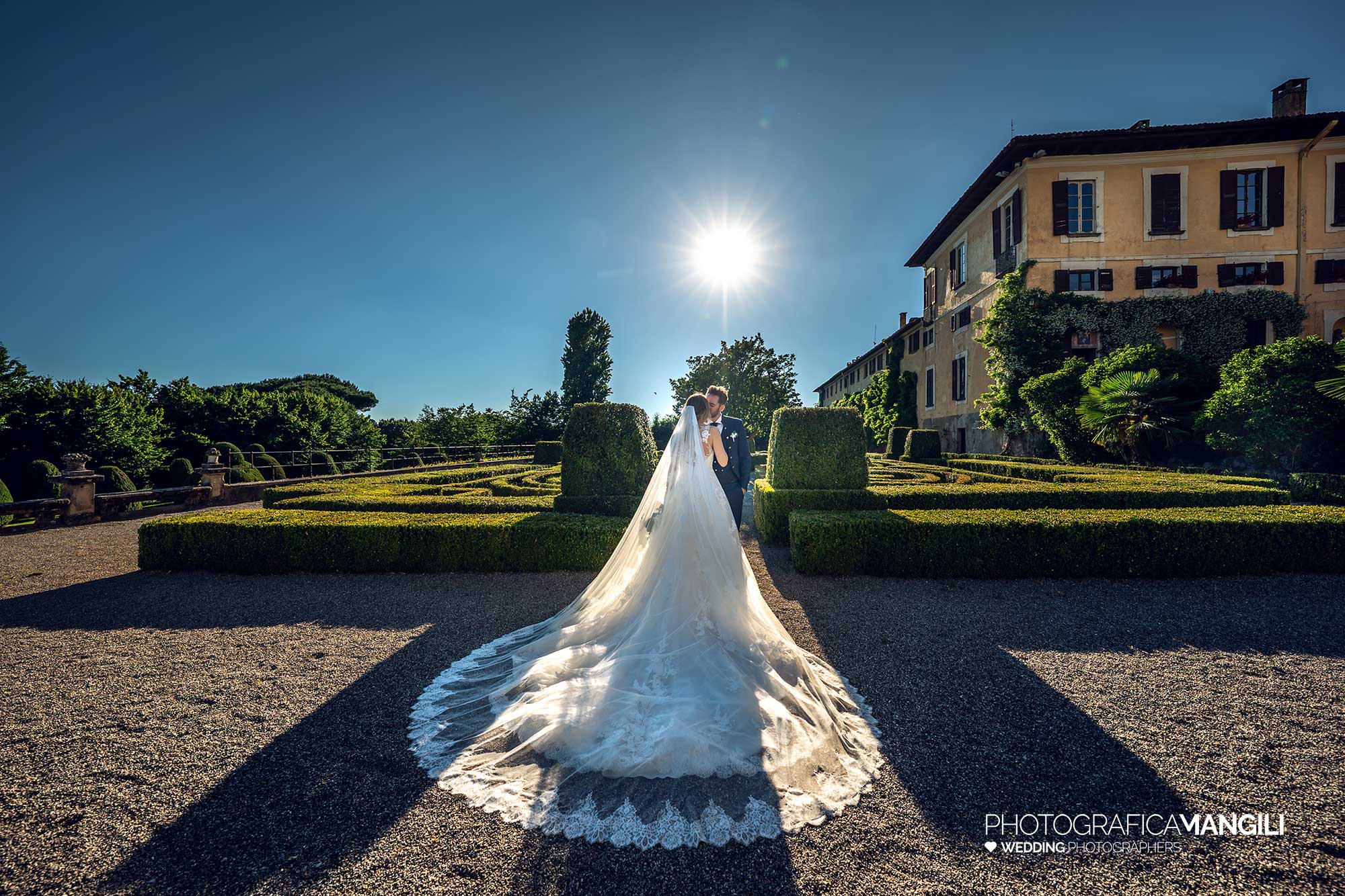 038 fotografo matrimonio reportage wedding ritratto sposi bacio velo controluce villa orsini colonna imbersago lecco 038 fotografo matrimonio reportage wedding ritratto sposi bacio velo controluce villa orsini colonna imbersago lecco