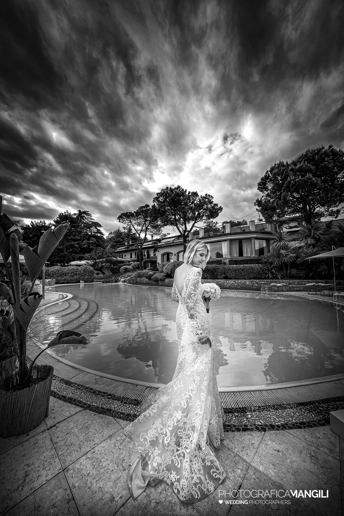 044 fotografo matrimonio reportage wedding ritratto sposa vestito bordo piscina bianco nero la cantalupa brusaporto bergaomo 044 fotografo matrimonio reportage wedding ritratto sposa vestito bordo piscina bianco nero la cantalupa brusaporto bergaomo