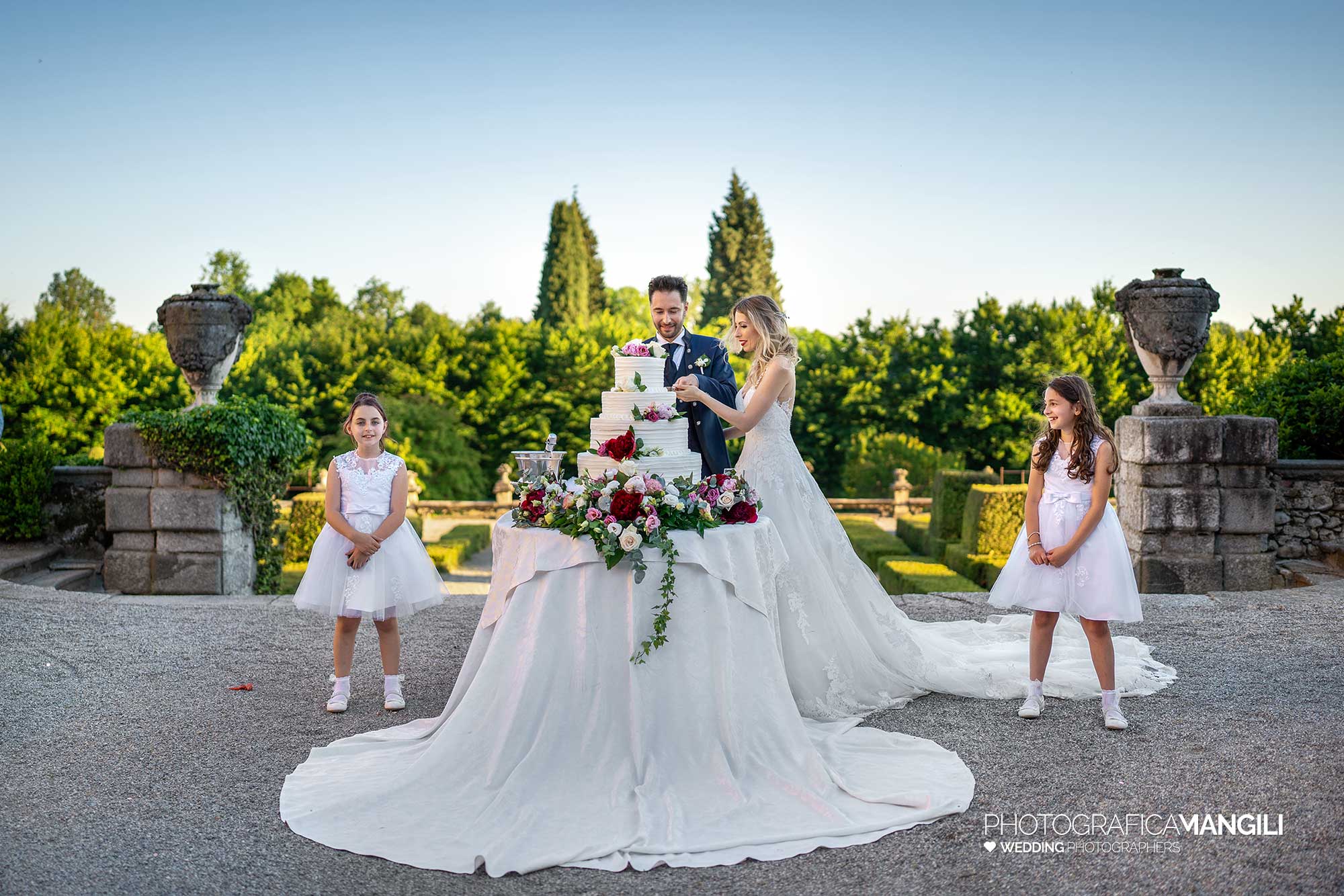 046 fotografo matrimonio reportage wedding ritratto sposi taglio torta damigelle villa orsini colonna imbersago lecco 046 fotografo matrimonio reportage wedding ritratto sposi taglio torta damigelle villa orsini colonna imbersago lecco