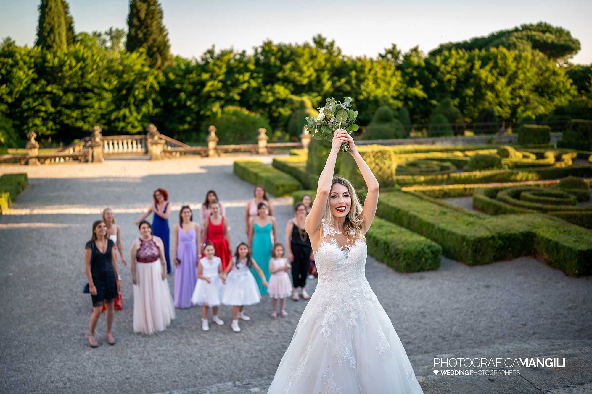048 fotografo matrimonio reportage wedding ritratto sposa lancio bouquet ragazze villa orsini colonna imbersago lecco 048 fotografo matrimonio reportage wedding ritratto sposa lancio bouquet ragazze villa orsini colonna imbersago lecco