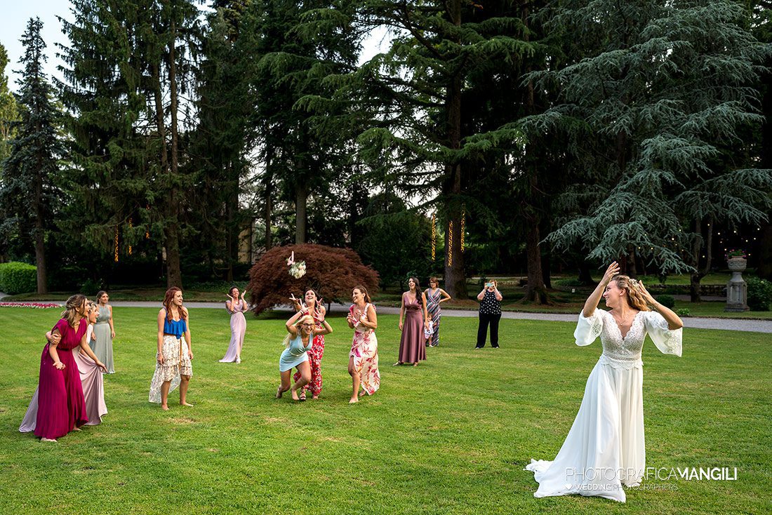 053 fotografo matrimonio reportage wedding ritratto lancio bouquet villa acquaroli carvico bergamo 053 fotografo matrimonio reportage wedding ritratto lancio bouquet villa acquaroli carvico bergamo