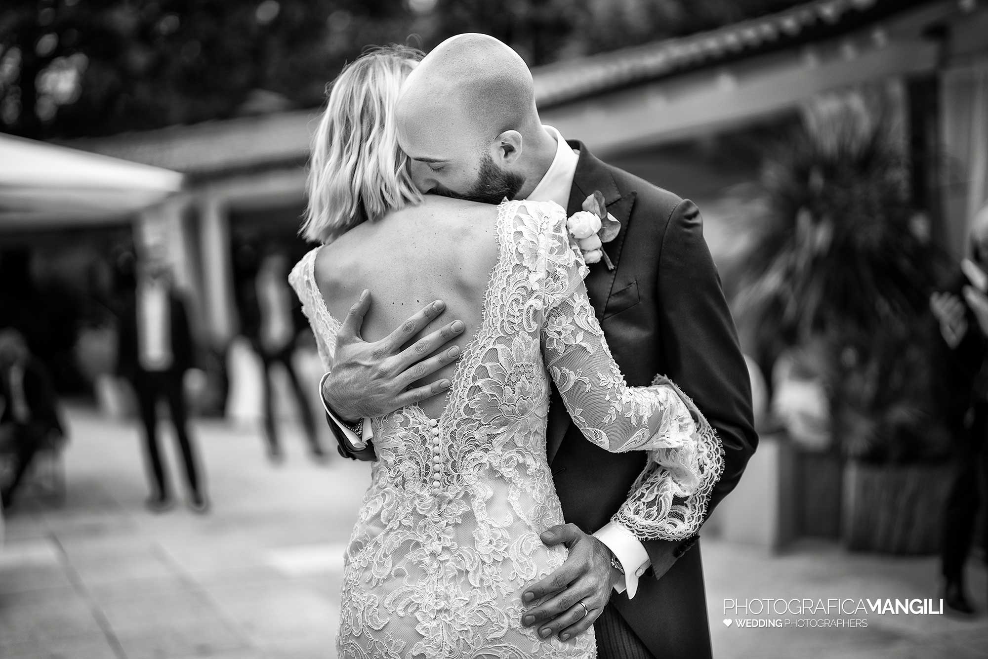 056 fotografo matrimonio reportage wedding abbraccio primo ballo sposi la cantalupa brusaporto bergamo 056 fotografo matrimonio reportage wedding abbraccio primo ballo sposi la cantalupa brusaporto bergamo