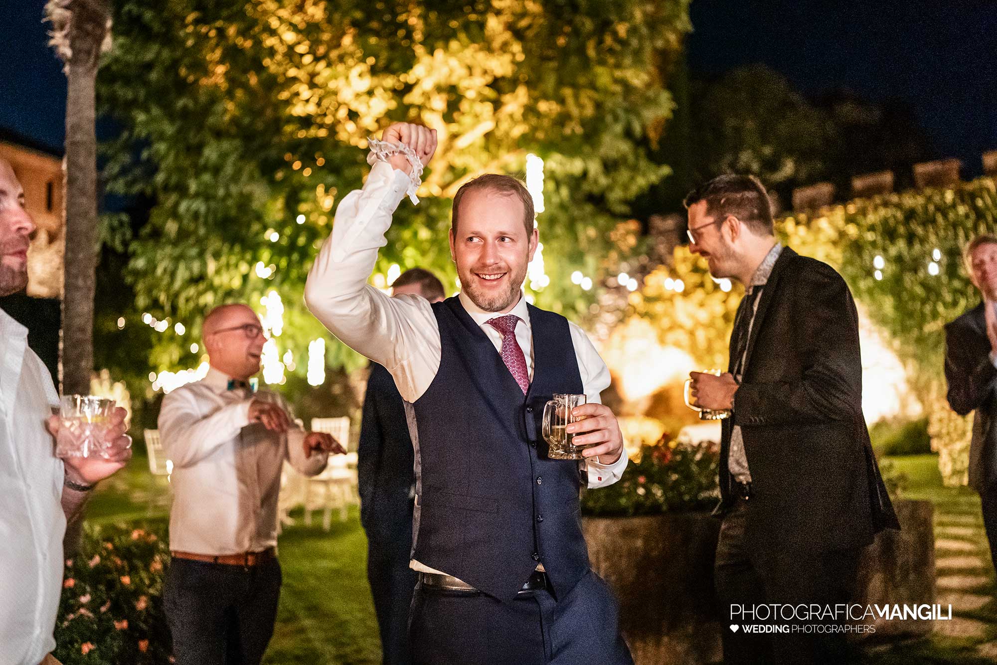 079 fotografo matrimonio reportage wedding amici sposi balli festa castello di rossino lecco como lake 079 fotografo matrimonio reportage wedding amici sposi balli festa castello di rossino lecco como lake