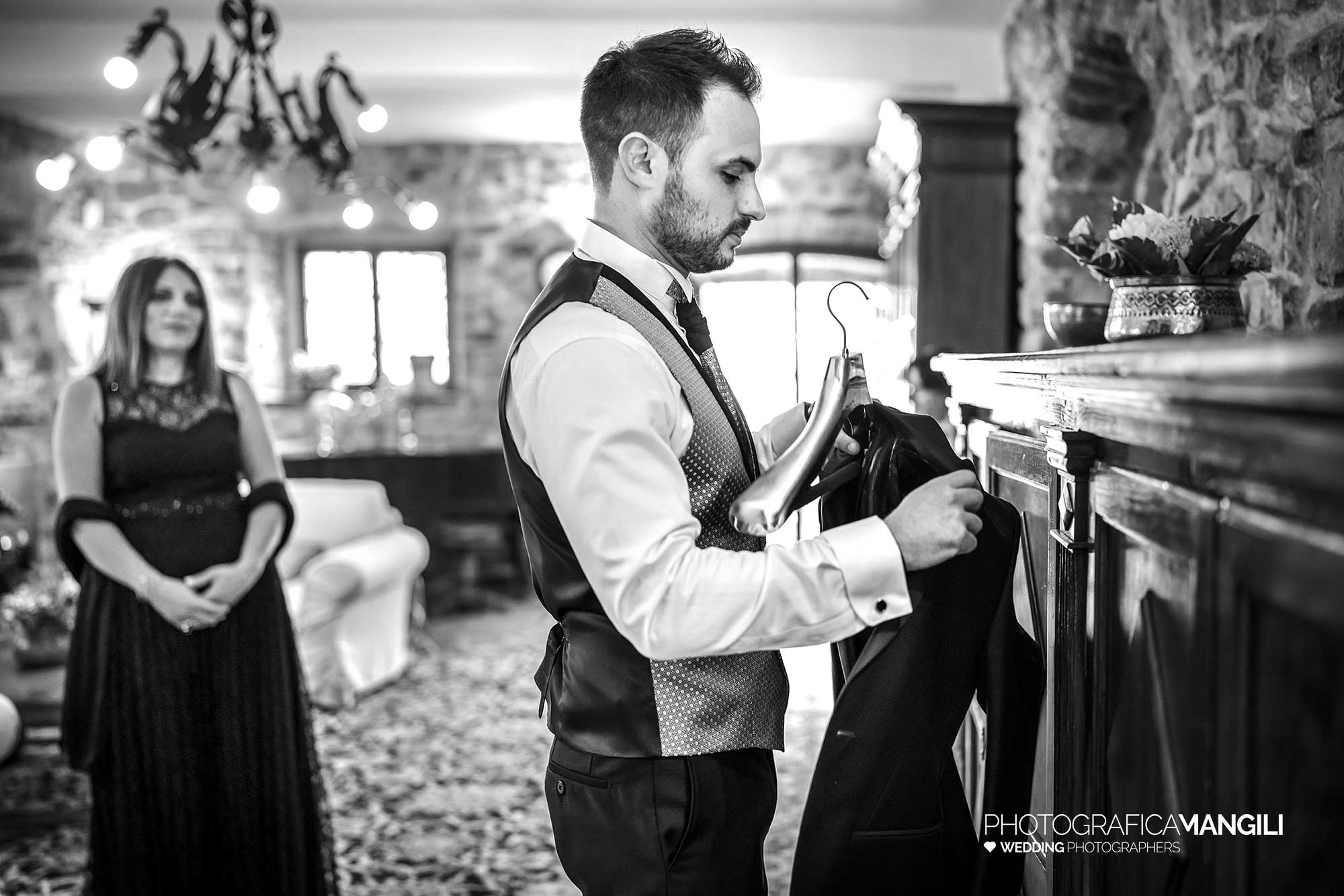 001 fotografo matrimonio reportage wedding preparativi vestizione giacca sposo castello rossino calolziocorte lago como lecco 001 fotografo matrimonio reportage wedding preparativi vestizione giacca sposo castello rossino calolziocorte lago como lecco