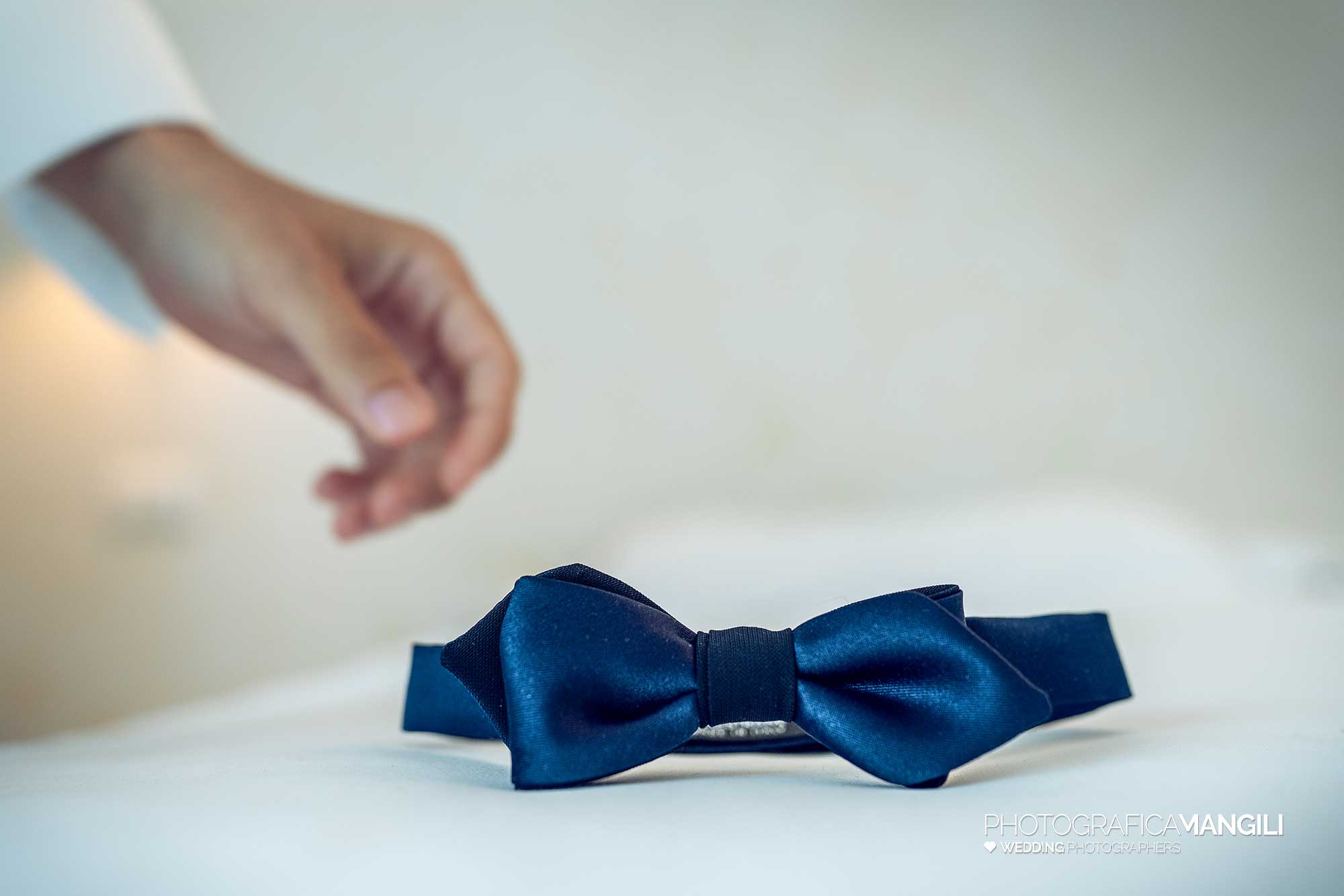 001 fotografo matrimonio reportage wedding preparazione papillon sposo airport hotel bagnatica bergamo 001 fotografo matrimonio reportage wedding preparazione papillon sposo airport hotel bagnatica bergamo