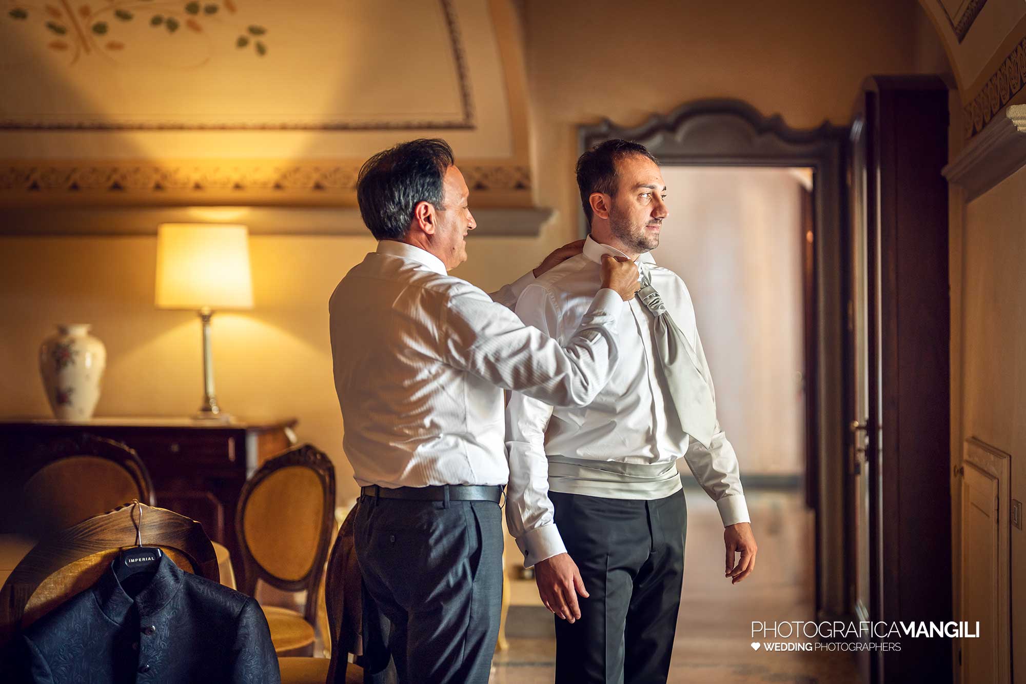 003 fotografo matrimonio reportage wedding preparativi vestizione sposo villa valenca rovato brescia 003 fotografo matrimonio reportage wedding preparativi vestizione sposo villa valenca rovato brescia