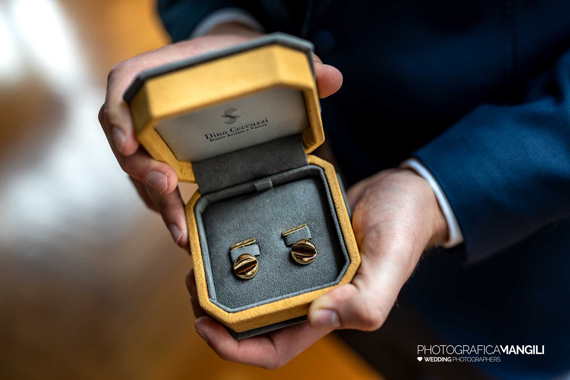 004 fotografo matrimonio reportage wedding preparazione vestizione sposo fedi anelli villa esengrini montalbano varese 004 fotografo matrimonio reportage wedding preparazione vestizione sposo fedi anelli villa esengrini montalbano varese