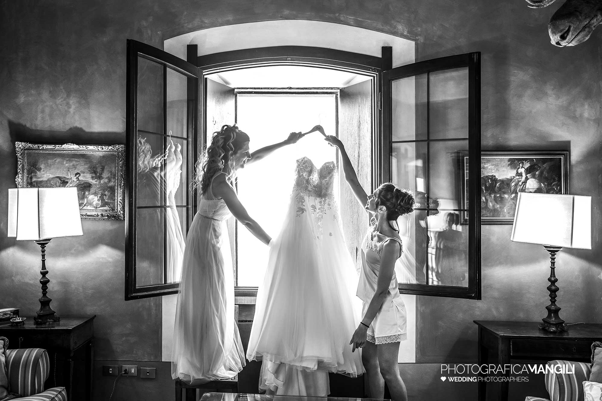 004 fotografo matrimonio reportage wedding sposi vestizione abito castello rossino calolziocorte lago como lecco 004 fotografo matrimonio reportage wedding sposi vestizione abito castello rossino calolziocorte lago como lecco