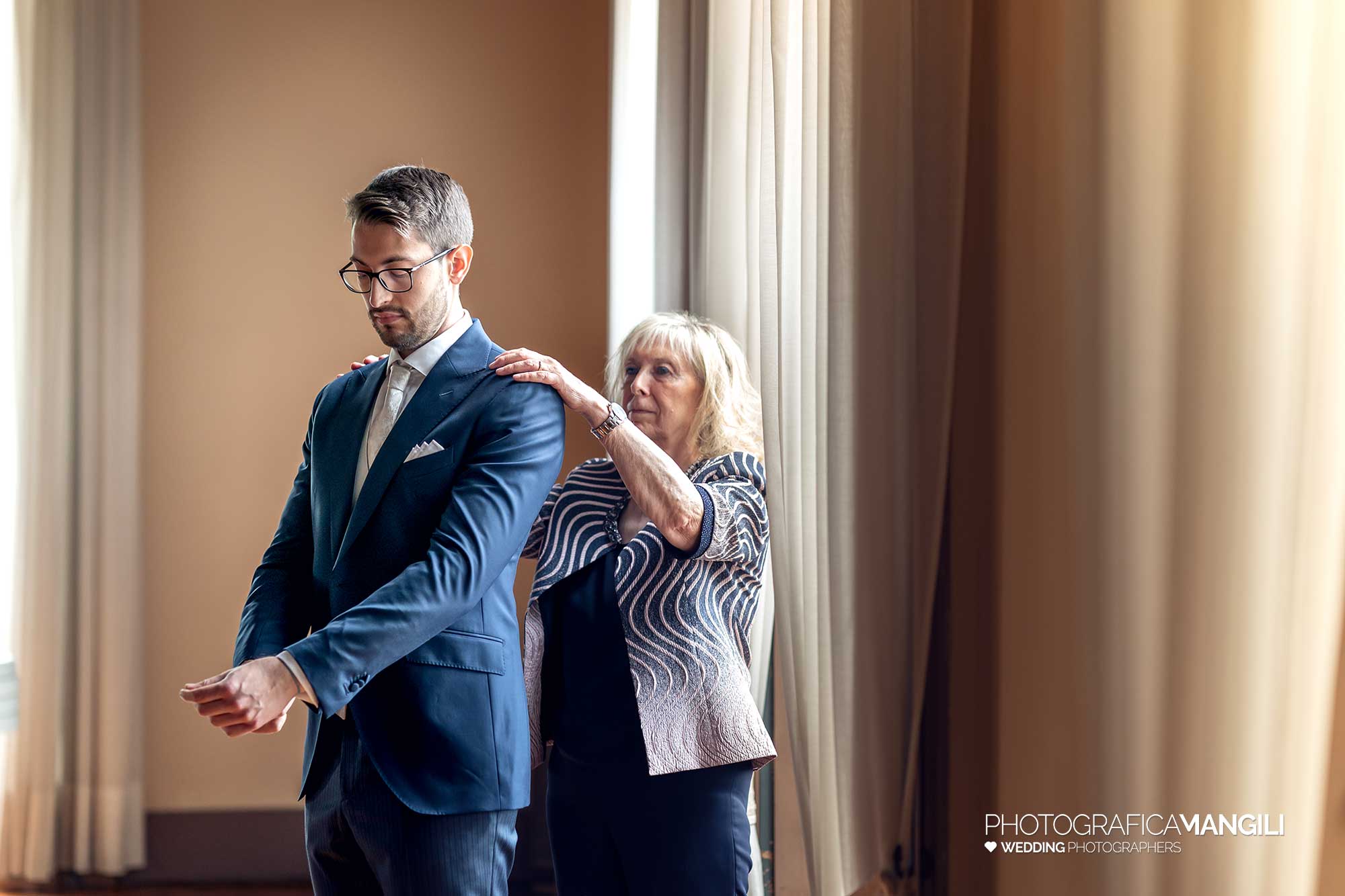 005 fotografo matrimonio reportage wedding preparazione vestizione abito sposo mamma villa esengrini montalbano varese 005 fotografo matrimonio reportage wedding preparazione vestizione abito sposo mamma villa esengrini montalbano varese