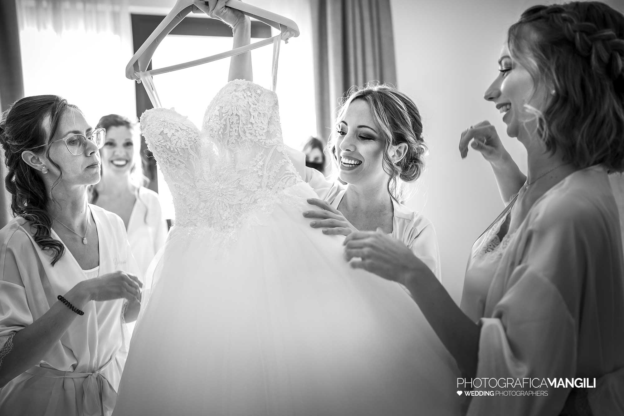 006 fotografo matrimonio reportage wedding preparazione vestizione sposa abito airport hotel bagnatica bergamo 006 fotografo matrimonio reportage wedding preparazione vestizione sposa abito airport hotel bagnatica bergamo