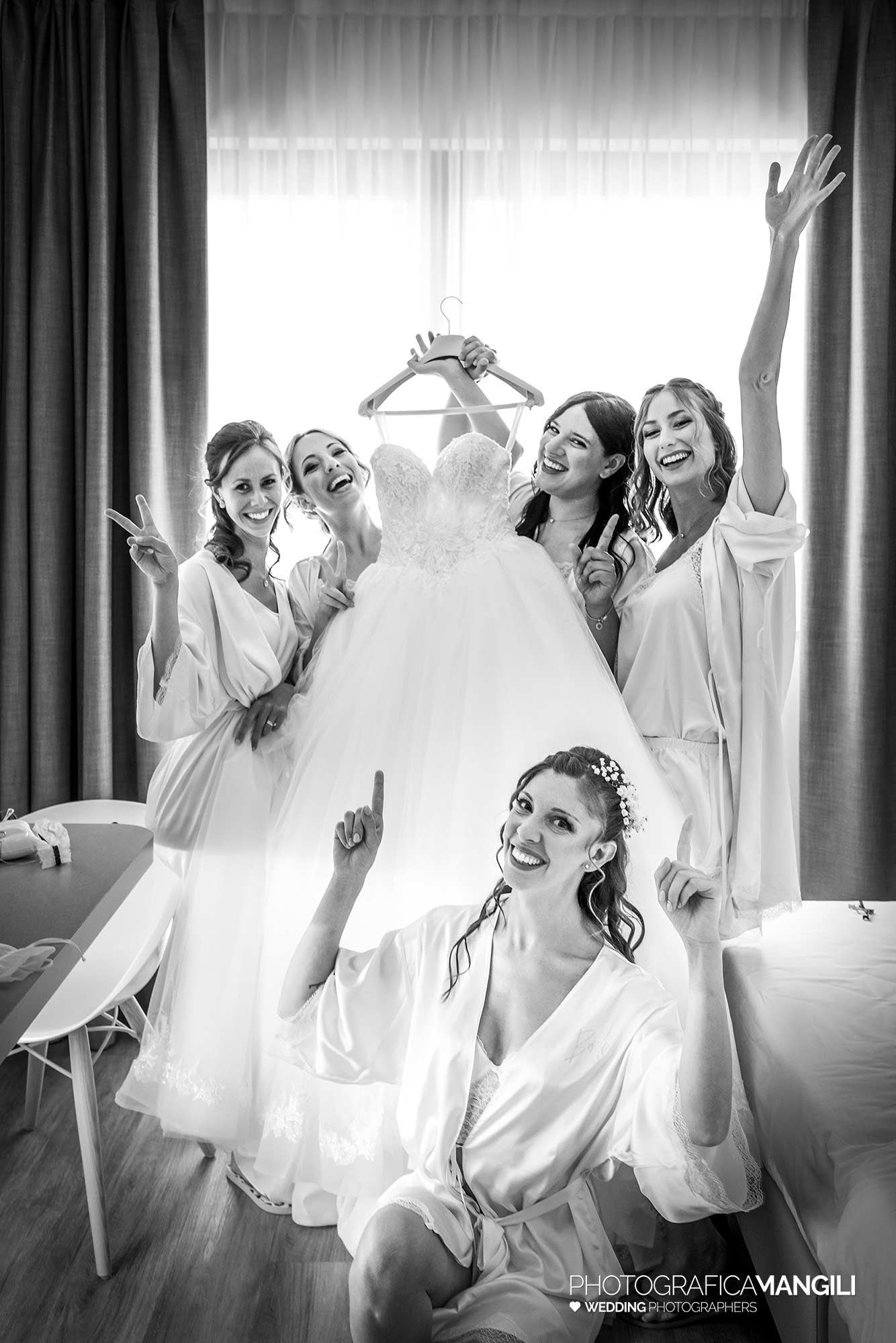 007 fotografo matrimonio reportage wedding preparazione vestizione abito damigelle sposa airport hotel bagnatica bergamo 007 fotografo matrimonio reportage wedding preparazione vestizione abito damigelle sposa airport hotel bagnatica bergamo