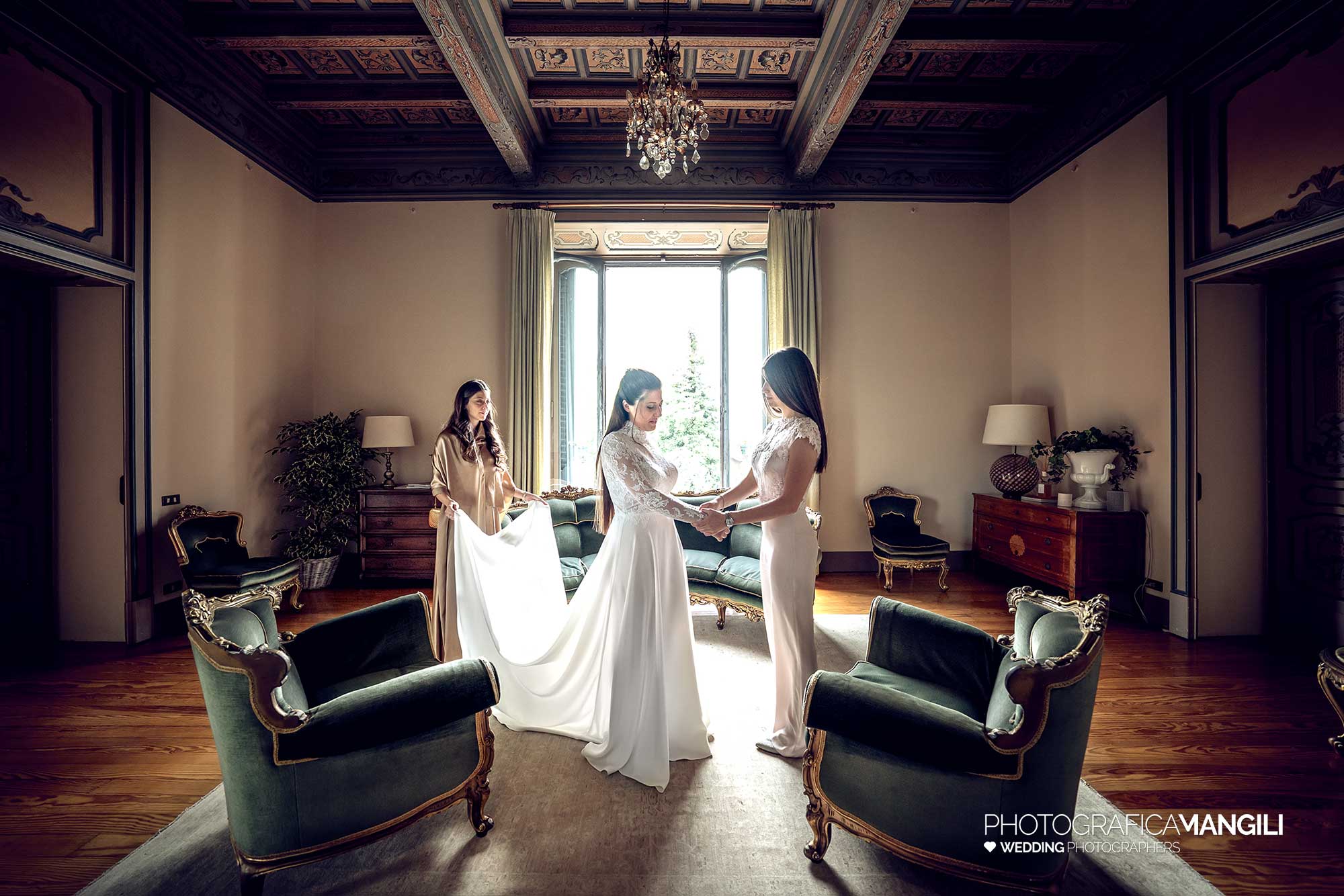 007 fotografo matrimonio reportage wedding preparazione vestizione abito sposa villa esengrini montalbano varese 007 fotografo matrimonio reportage wedding preparazione vestizione abito sposa villa esengrini montalbano varese