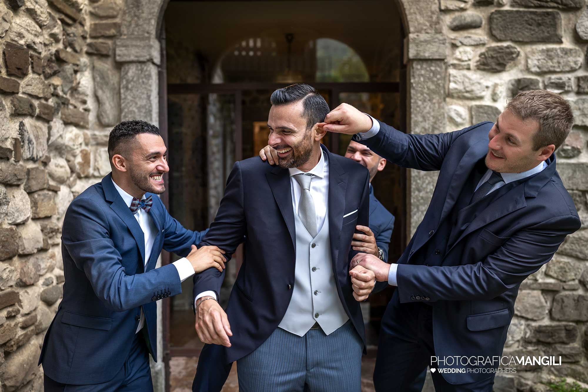 007 fotografo matrimonio reportage wedding vestizione sposo preparativi testimoni castello rossino calolziocorte lago como lecco 007 fotografo matrimonio reportage wedding vestizione sposo preparativi testimoni castello rossino calolziocorte lago como lecco