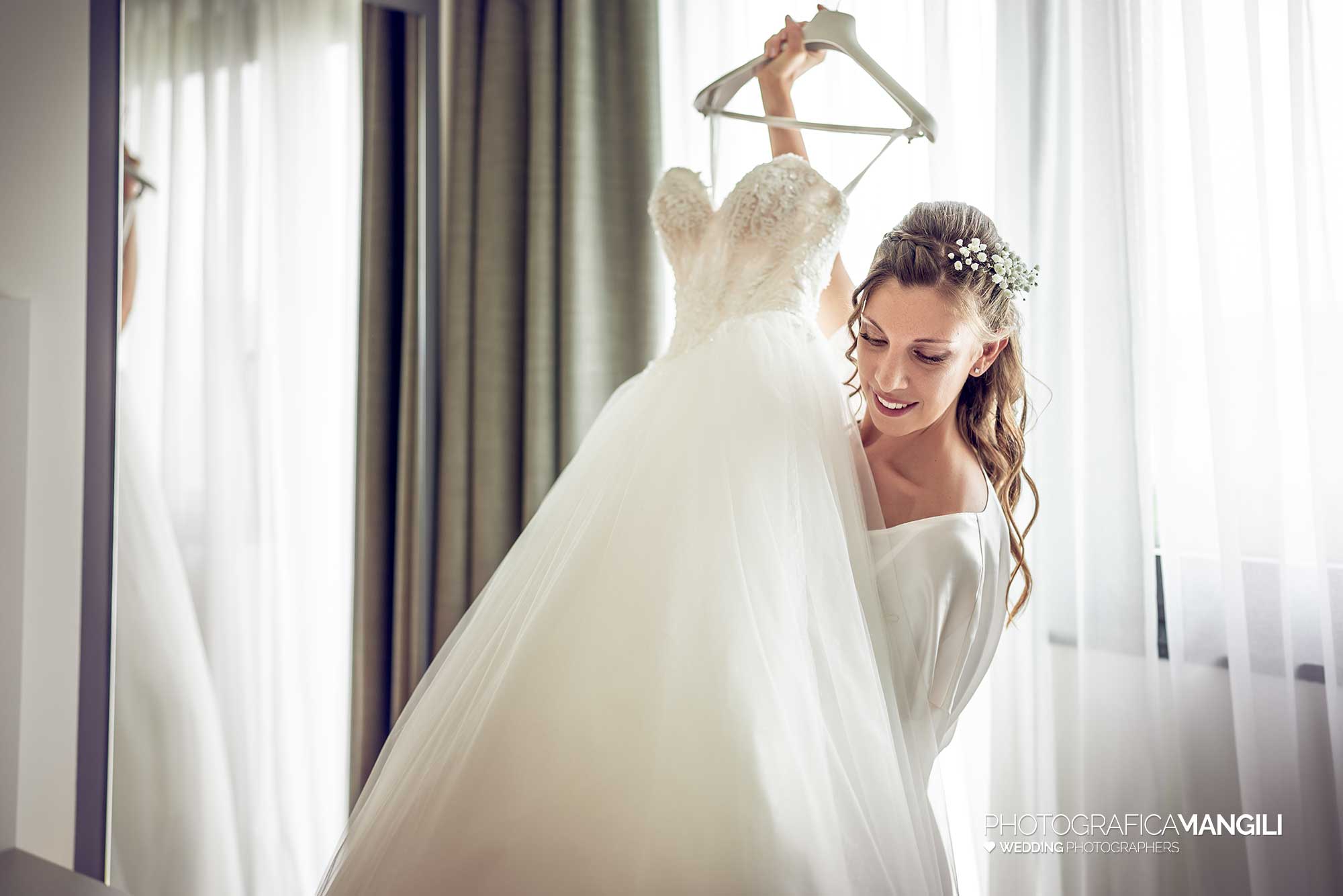 009 fotografo matrimonio reportage wedding preparazione vestizione sposa abito airport hotel bagnatica bergamo 009 fotografo matrimonio reportage wedding preparazione vestizione sposa abito airport hotel bagnatica bergamo