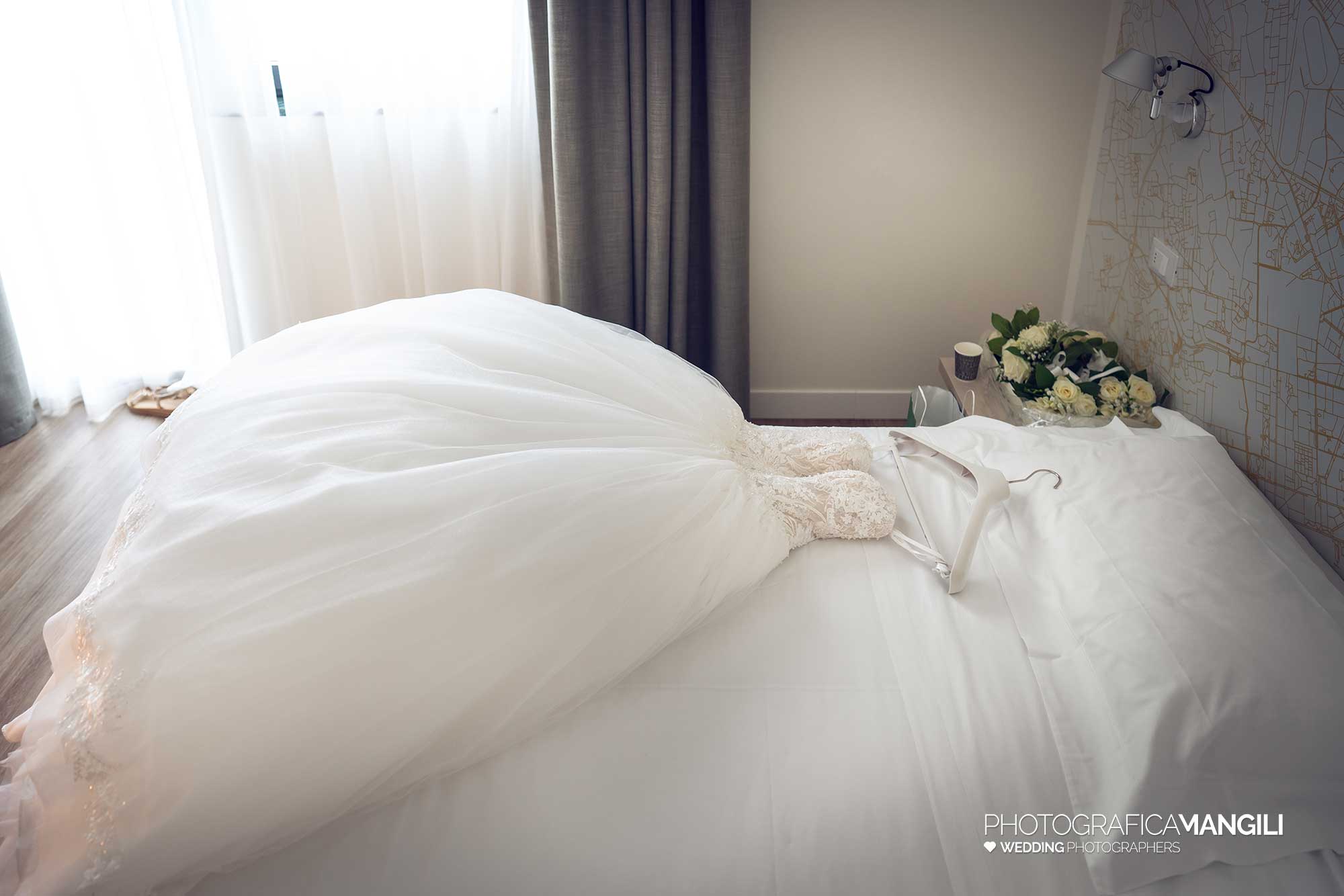 010 fotografo matrimonio reportage wedding preparazione abito sposa airport hotel bagnatica bergamo 010 fotografo matrimonio reportage wedding preparazione abito sposa airport hotel bagnatica bergamo