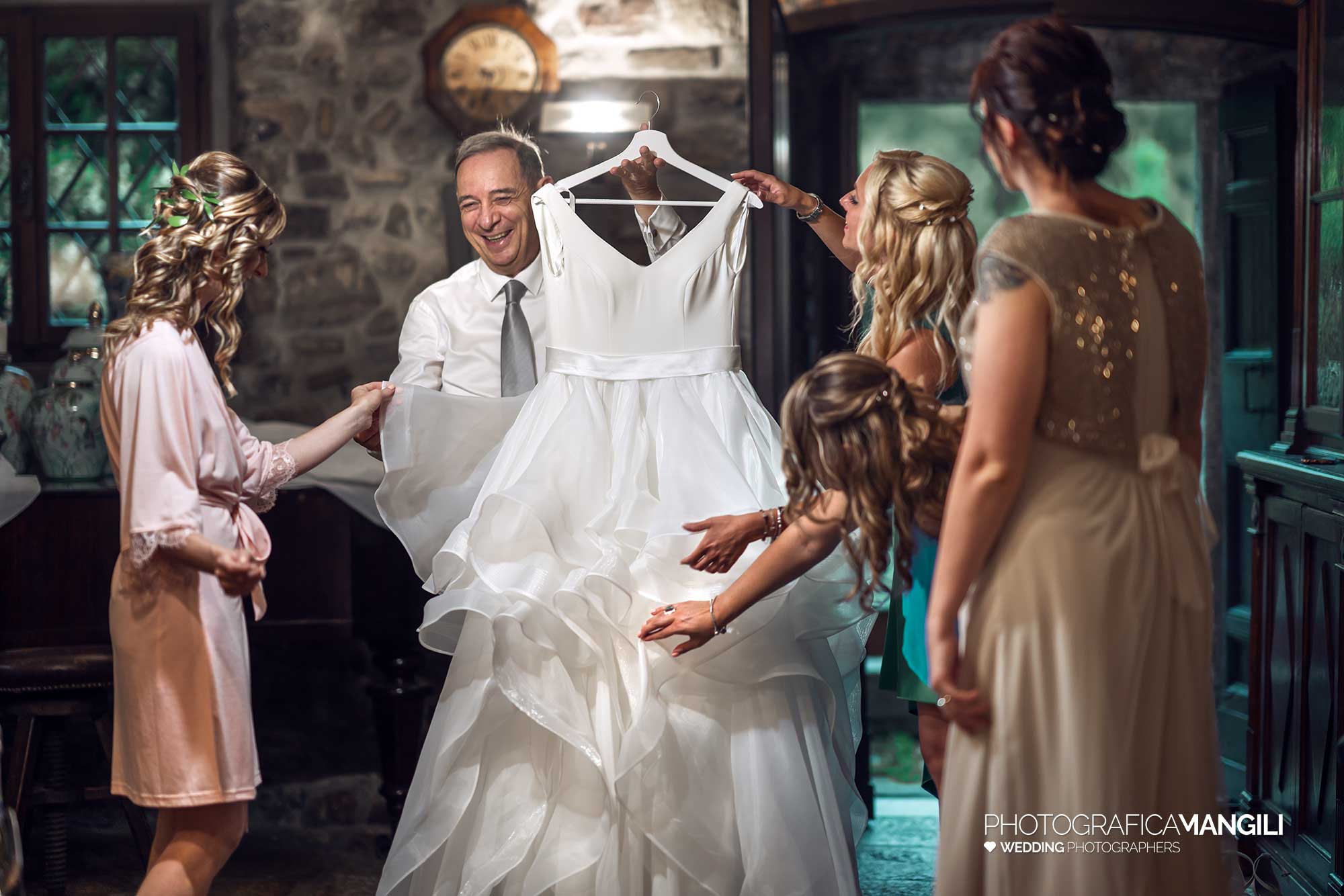 010 fotografo matrimonio reportage wedding vestizione sposa preparativi abito castello rossino calolziocorte lago como lecco 010 fotografo matrimonio reportage wedding vestizione sposa preparativi abito castello rossino calolziocorte lago como lecco