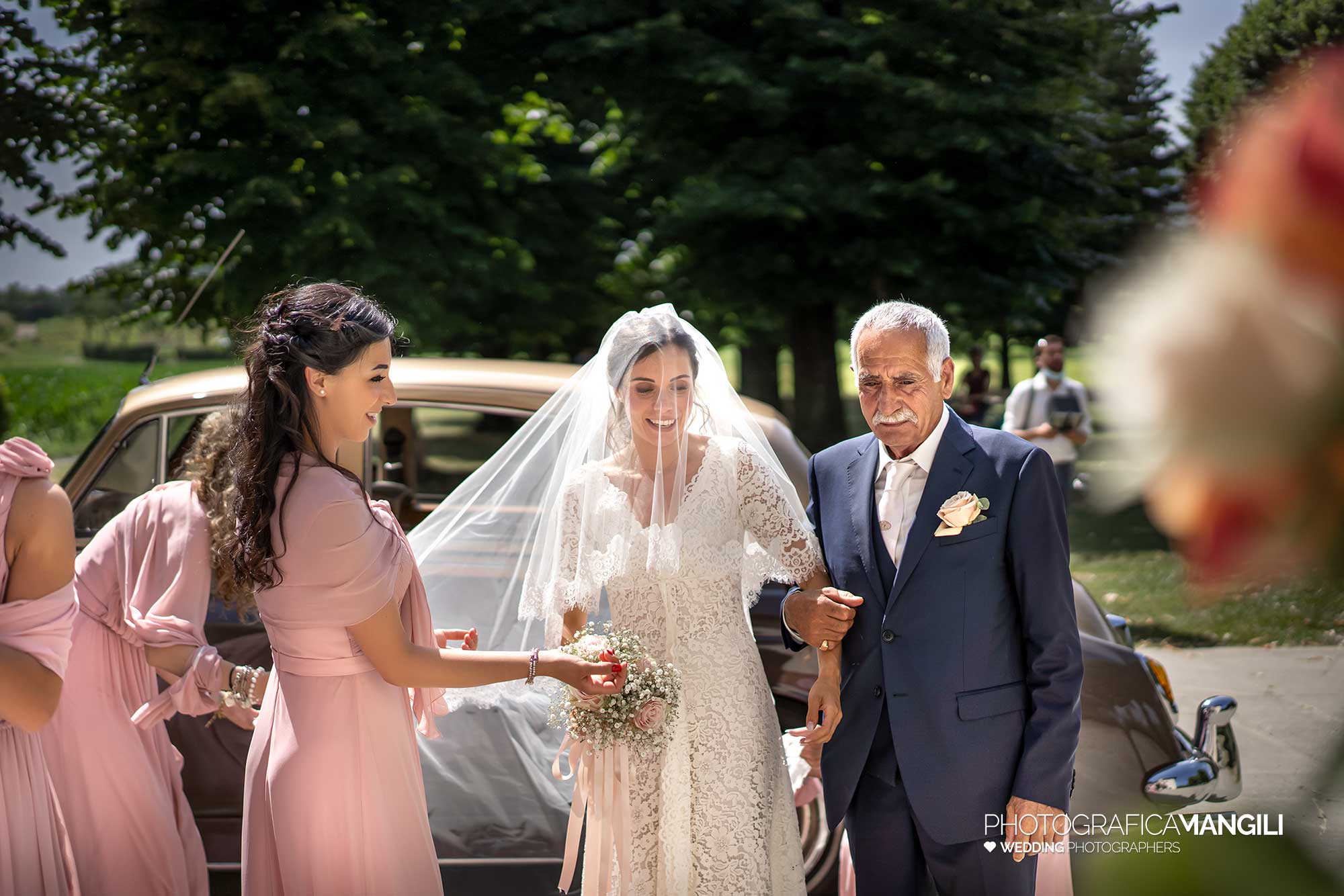 011 fotografo matrimonio reportage wedding ingresso sposa papà damigelle santuario madonna prada mapello bergamo 011 fotografo matrimonio reportage wedding ingresso sposa papà damigelle santuario madonna prada mapello bergamo