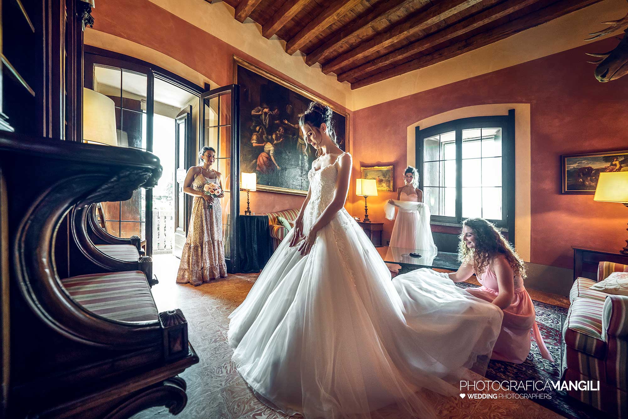 011 fotografo matrimonio reportage wedding sposa abito vestizione preparativi castello rossino calolziocorte lago como lecco 011 fotografo matrimonio reportage wedding sposa abito vestizione preparativi castello rossino calolziocorte lago como lecco