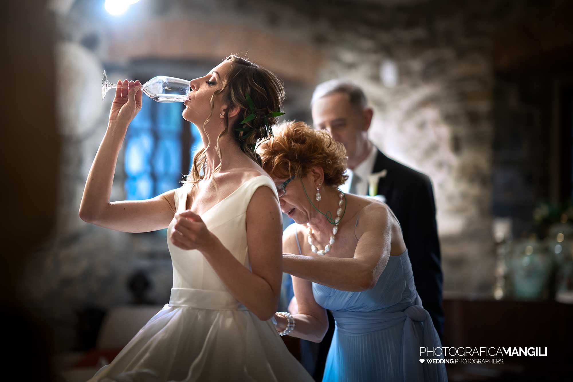 011 fotografo matrimonio reportage wedding vestizione sposa preparativi abito castello rossino calolziocorte lago como lecco 011 fotografo matrimonio reportage wedding vestizione sposa preparativi abito castello rossino calolziocorte lago como lecco