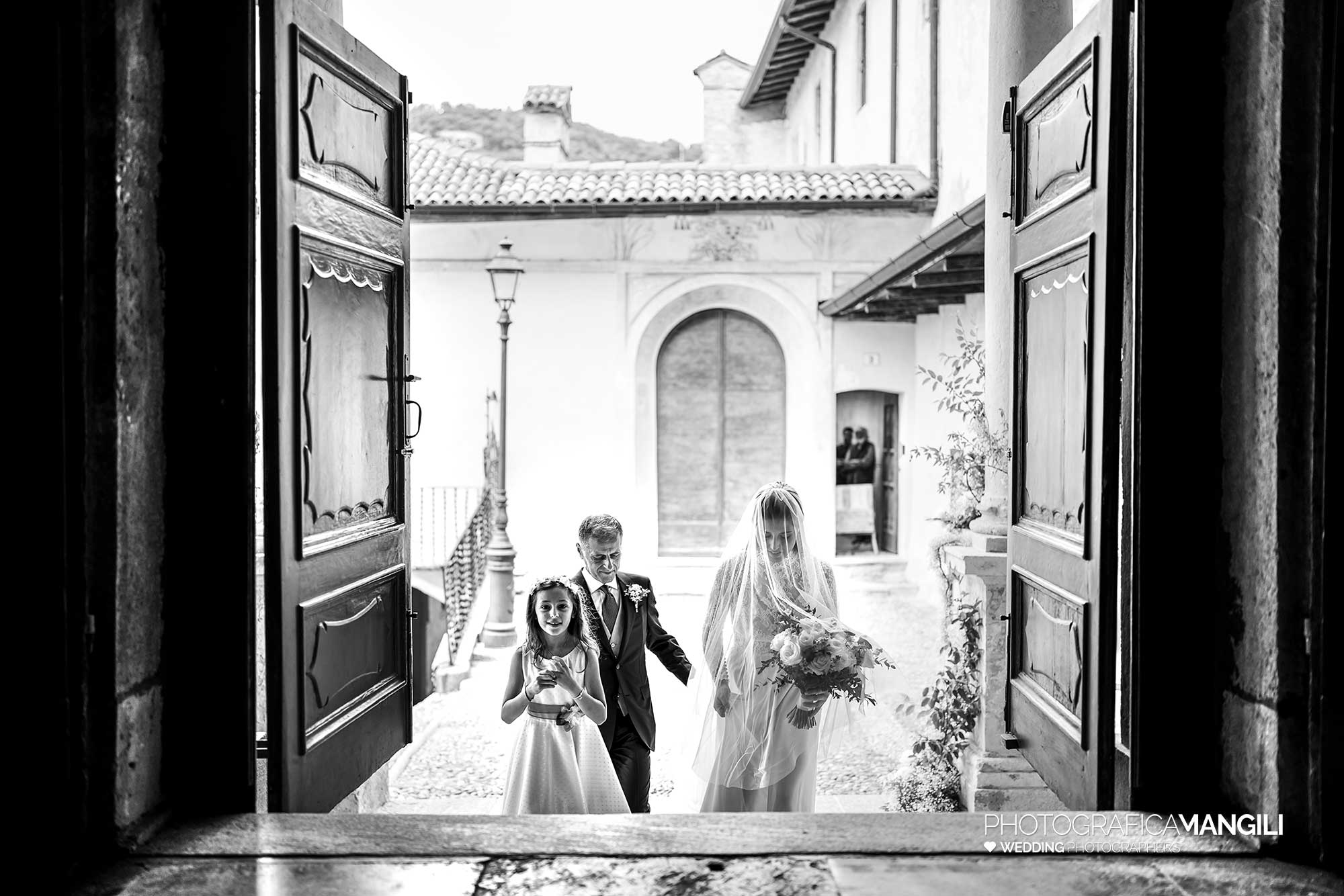 013 fotografo matrimonio reportage wedding ingresso sposa damigella santuario varese 013 fotografo matrimonio reportage wedding ingresso sposa damigella santuario varese