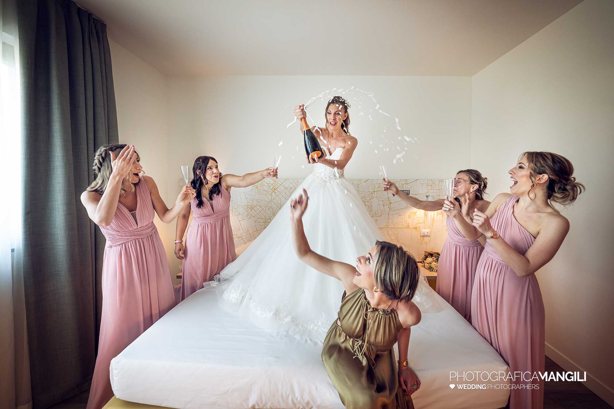 014 fotografo matrimonio reportage wedding preparazione brindisi damigelle sposa airport hotel bagnatica bergamo 014 fotografo matrimonio reportage wedding preparazione brindisi damigelle sposa airport hotel bagnatica bergamo