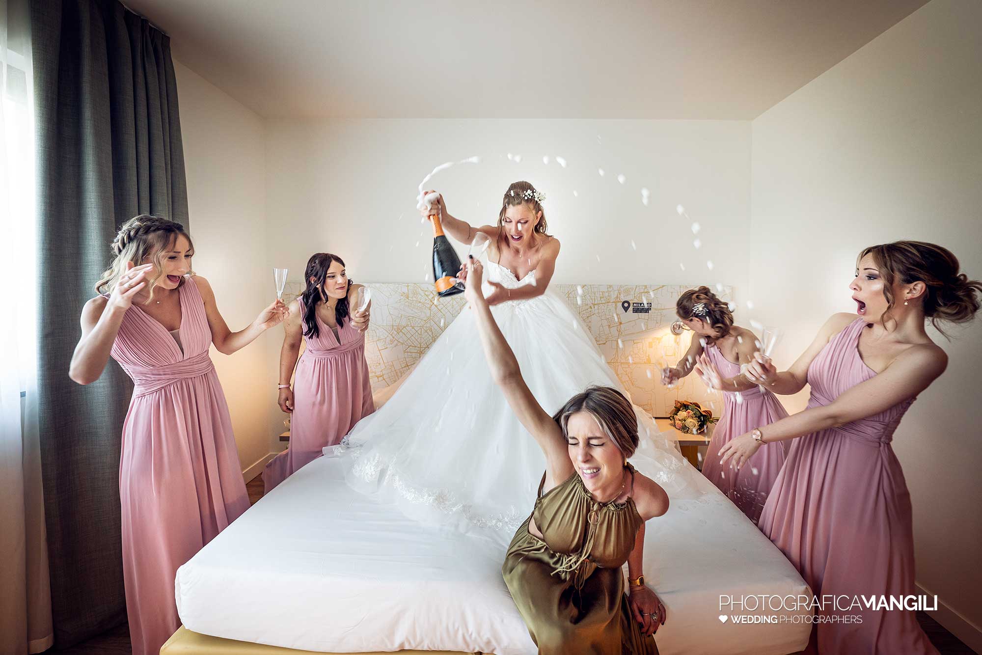 015 fotografo matrimonio reportage wedding preparazione brindisi damigelle sposa airport hotel bagnatica bergamo 015 fotografo matrimonio reportage wedding preparazione brindisi damigelle sposa airport hotel bagnatica bergamo