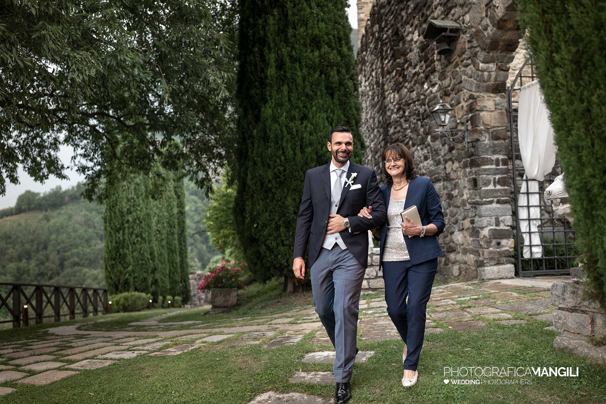 015 fotografo matrimonio reportage wedding sposo ingresso cerimonia rito civile castello rossino calolziocorte lago como lecco 015 fotografo matrimonio reportage wedding sposo ingresso cerimonia rito civile castello rossino calolziocorte lago como lecco