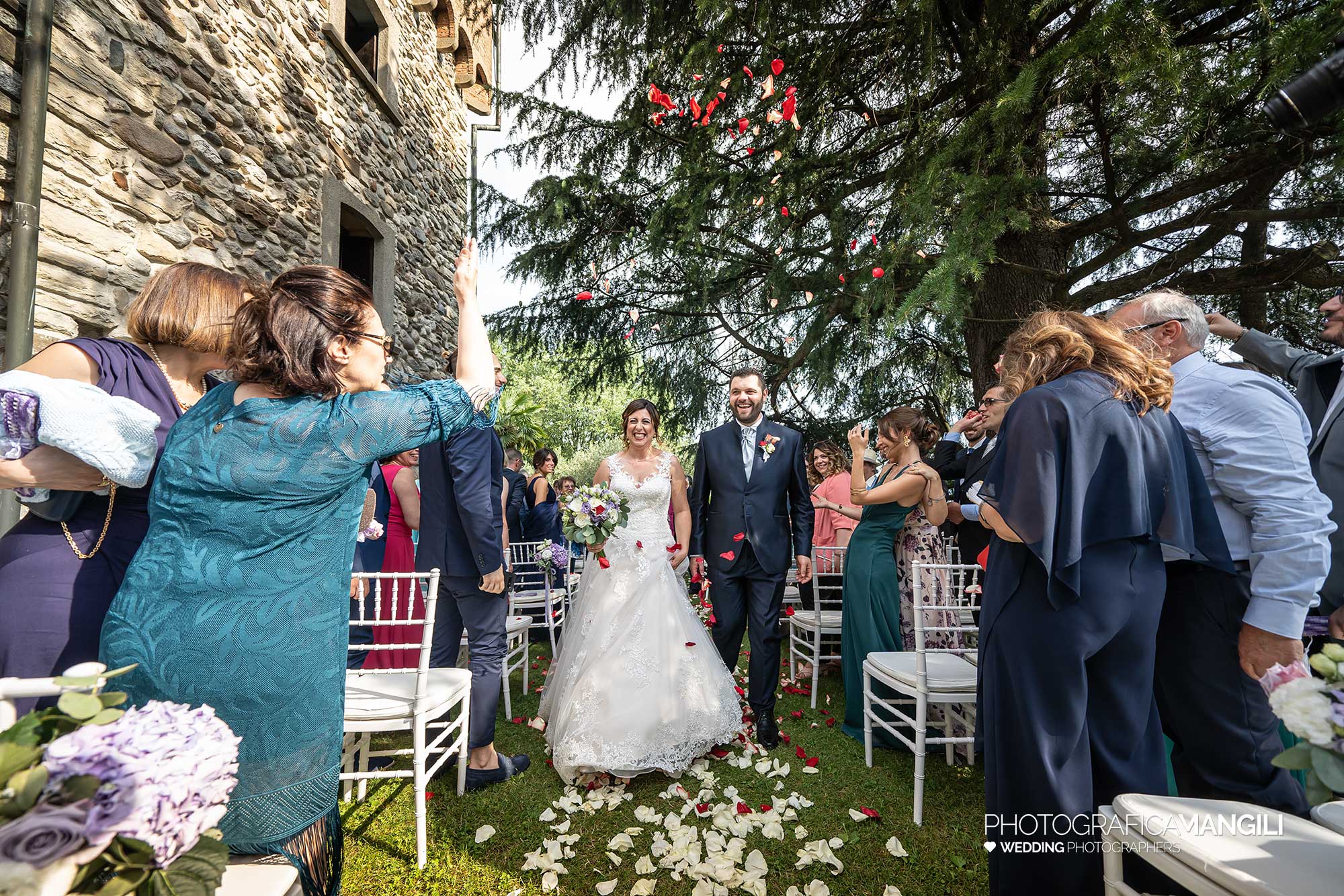 018 fotografo matrimonio reportage wedding ritratto sposi cerimonia rito civile uscita lancio petali castello rossino calolziocorte lecco lago como 018 fotografo matrimonio reportage wedding ritratto sposi cerimonia rito civile uscita lancio petali castello rossino calolziocorte lecco lago como