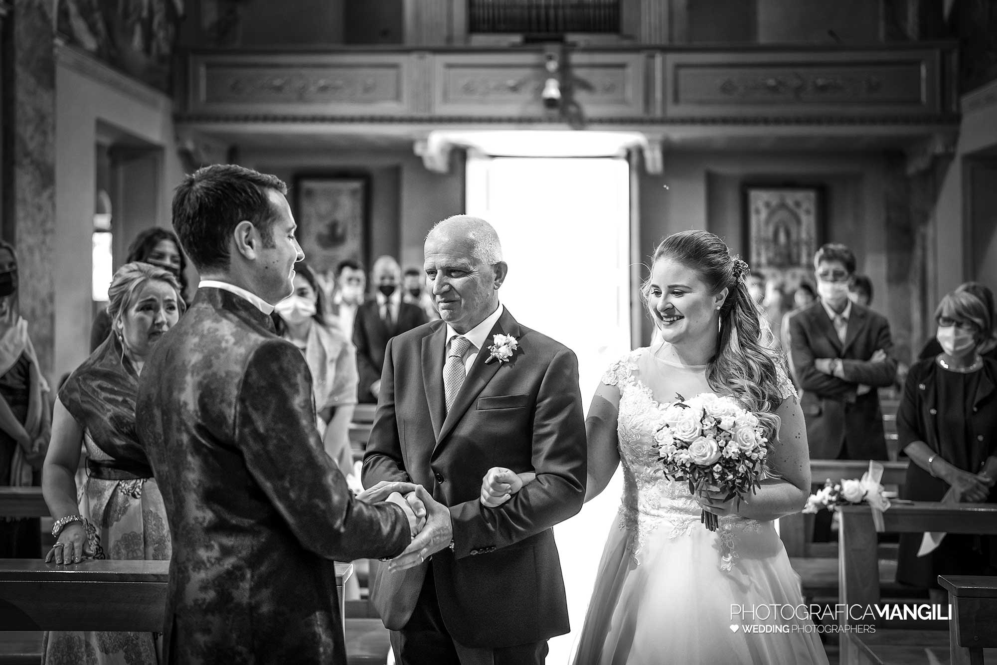 020 fotografo matrimonio reportage wedding sposo ingresso chiesa spasa papà cerimonia malgrate lago como lecco 020 fotografo matrimonio reportage wedding sposo ingresso chiesa spasa papà cerimonia malgrate lago como lecco