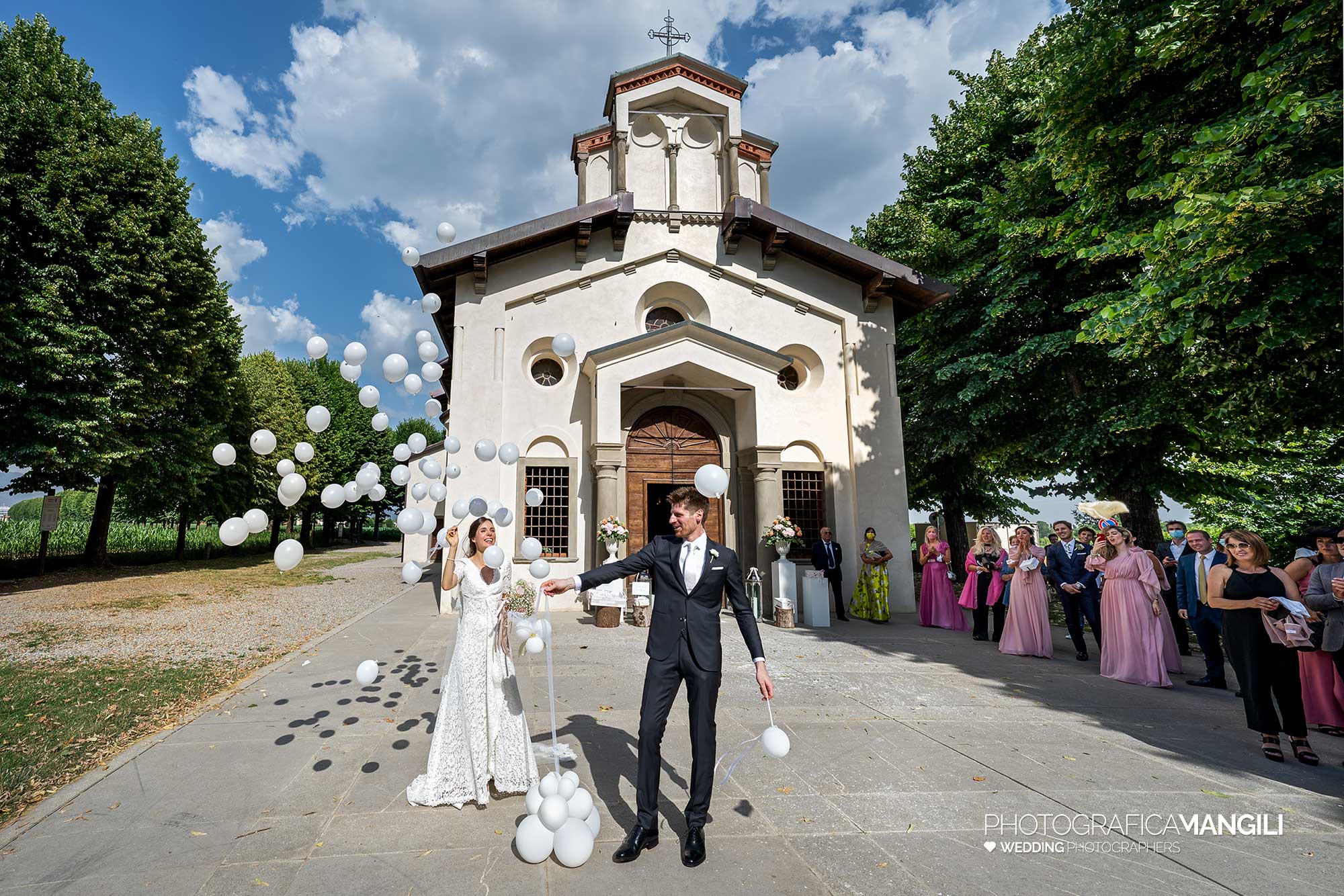 020 fotografo matrimonio reportage wedding uscita sposi lancio palloncini santuario madonna prada mapello bergamo 020 fotografo matrimonio reportage wedding uscita sposi lancio palloncini santuario madonna prada mapello bergamo