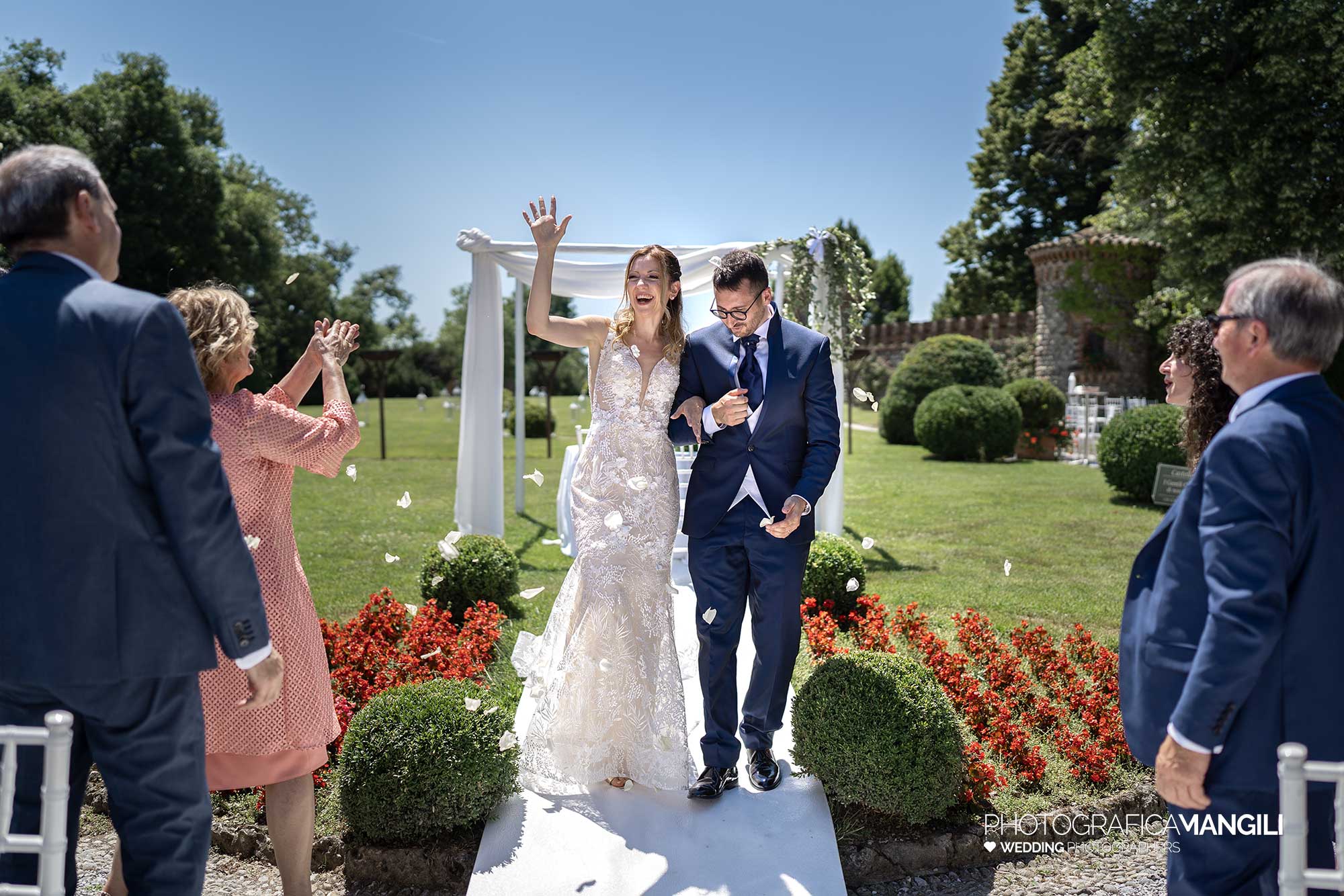 020 reportage foto matrimonio wedding sposi cerimonia rito civile lancio petali uscita castello marne filago bergamo 020 reportage foto matrimonio wedding sposi cerimonia rito civile lancio petali uscita castello marne filago bergamo