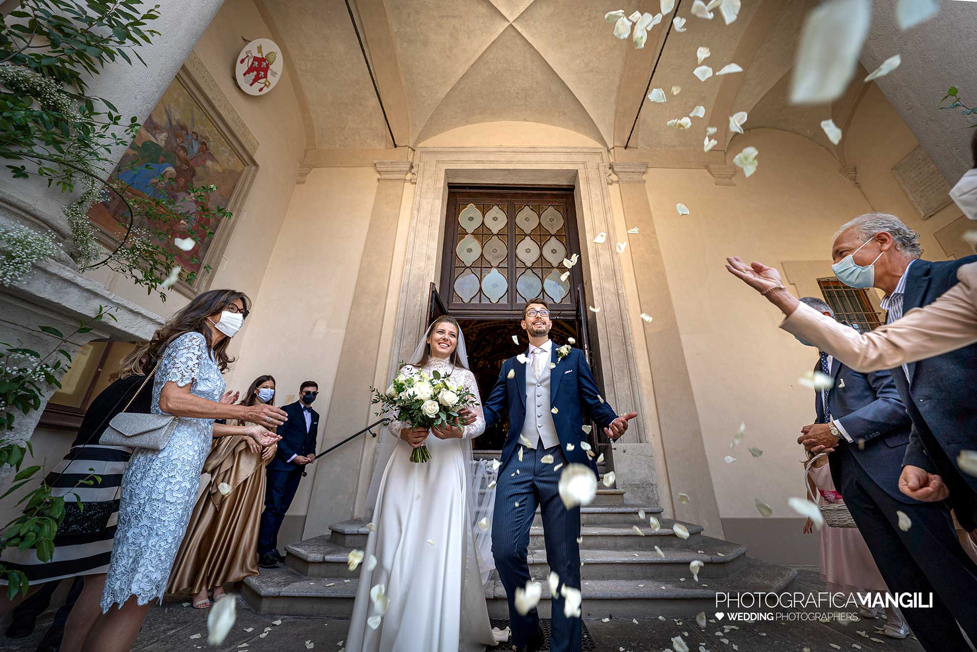 021 fotografo matrimonio reportage wedding cerimonia sposi uscita lancio riso petali santuario varese 021 fotografo matrimonio reportage wedding cerimonia sposi uscita lancio riso petali santuario varese