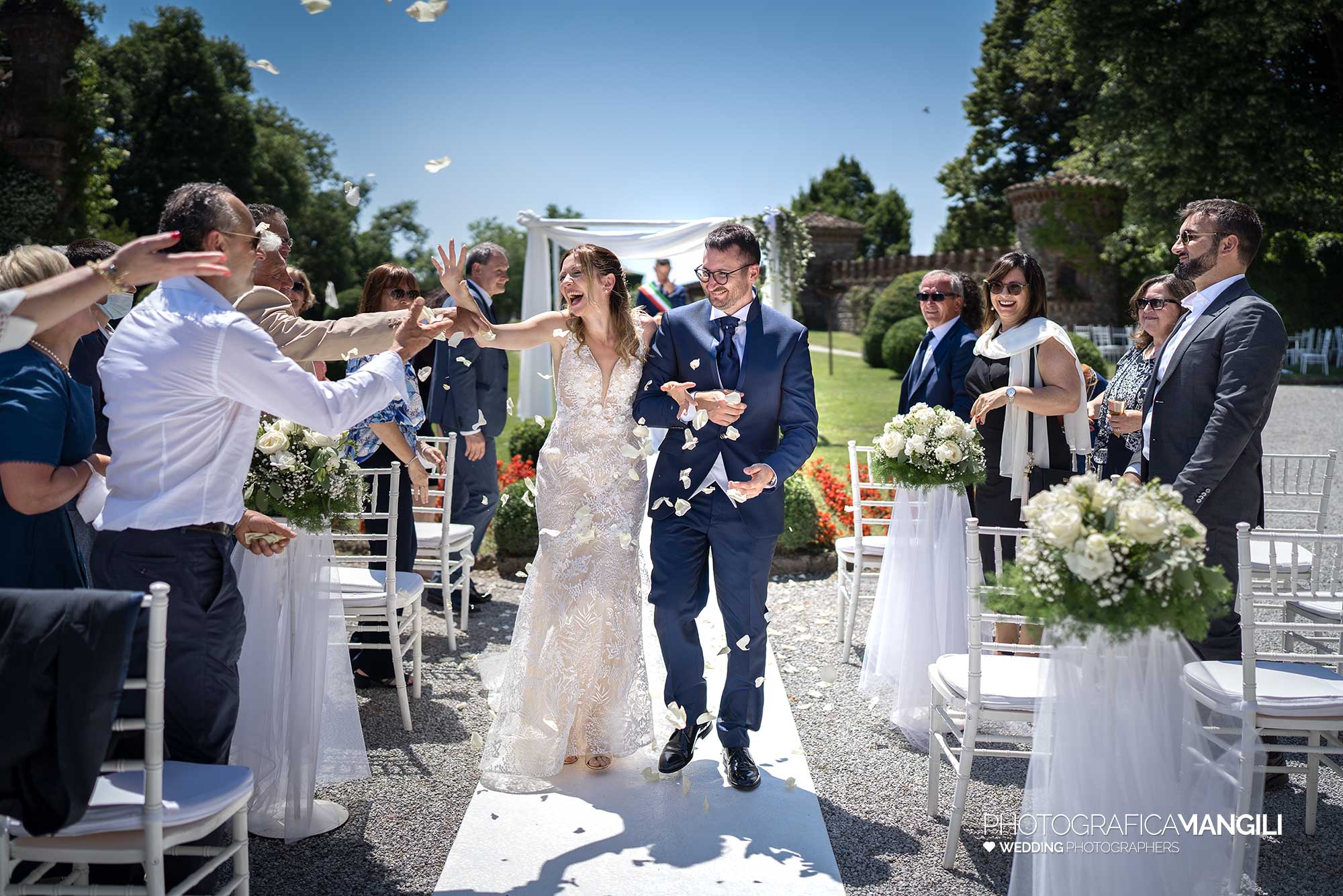 021 reportage foto matrimonio wedding sposi cerimonia rito civile lancio petali uscita castello marne filago bergamo 021 reportage foto matrimonio wedding sposi cerimonia rito civile lancio petali uscita castello marne filago bergamo