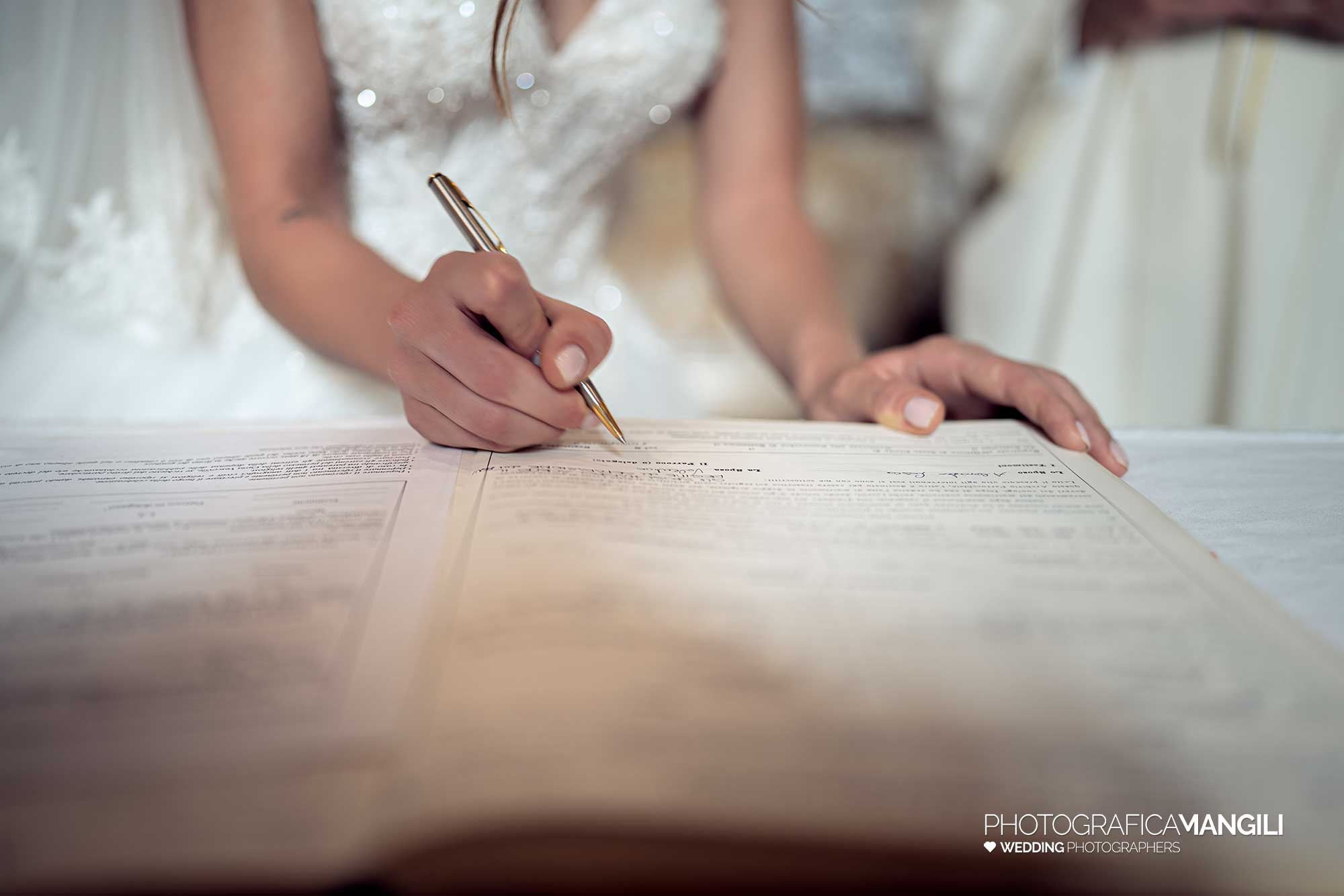 027 fotografo matrimonio reportage wedding sposi chiesa cerimonia firme cavernago bergamo 027 fotografo matrimonio reportage wedding sposi chiesa cerimonia firme cavernago bergamo