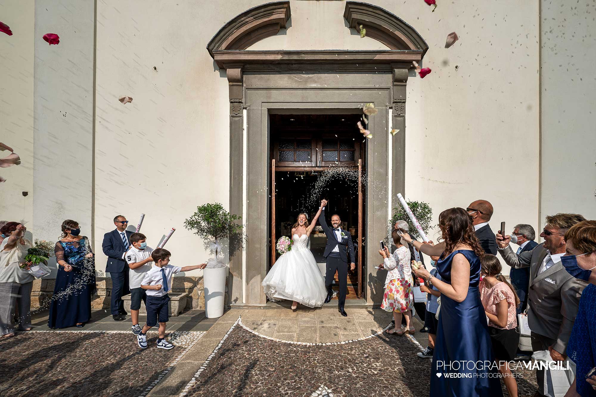 028 fotografo matrimonio reportage wedding sposi chiesa cerimonia uscita lancio riso petali cavernago bergamo 028 fotografo matrimonio reportage wedding sposi chiesa cerimonia uscita lancio riso petali cavernago bergamo
