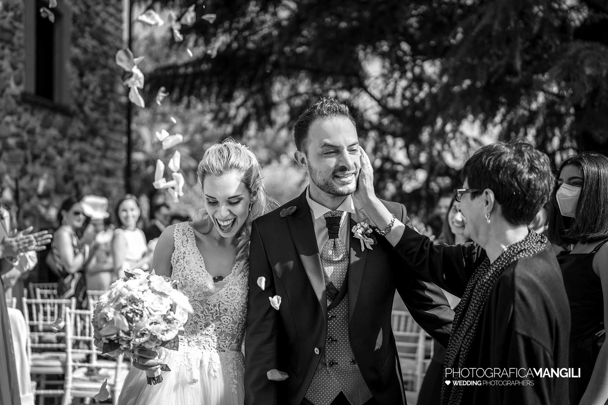 029 fotografo matrimonio reportage wedding sposi cerimonia lancio petali uscita castello rossino calolziocorte lago como lecco 029 fotografo matrimonio reportage wedding sposi cerimonia lancio petali uscita castello rossino calolziocorte lago como lecco