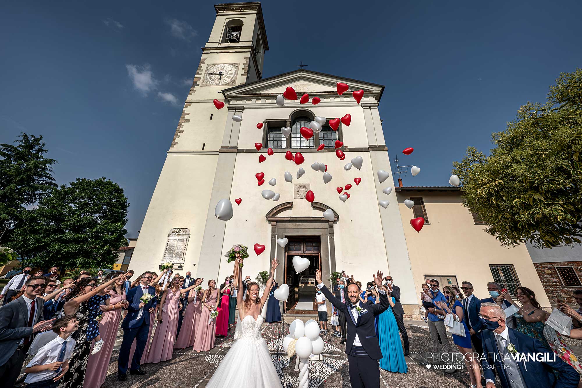 029 fotografo matrimonio reportage wedding sposi chiesa cerimonia uscita lancio palloncini cavernago bergamo 029 fotografo matrimonio reportage wedding sposi chiesa cerimonia uscita lancio palloncini cavernago bergamo