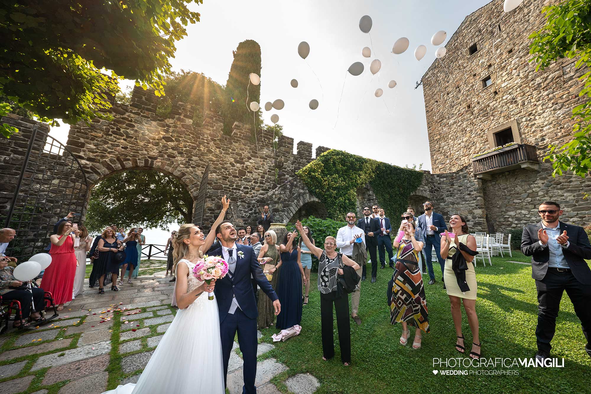 030 fotografo matrimonio reportage wedding sposi lancio palloncini castello rossino calolziocorte lago como lecco 030 fotografo matrimonio reportage wedding sposi lancio palloncini castello rossino calolziocorte lago como lecco