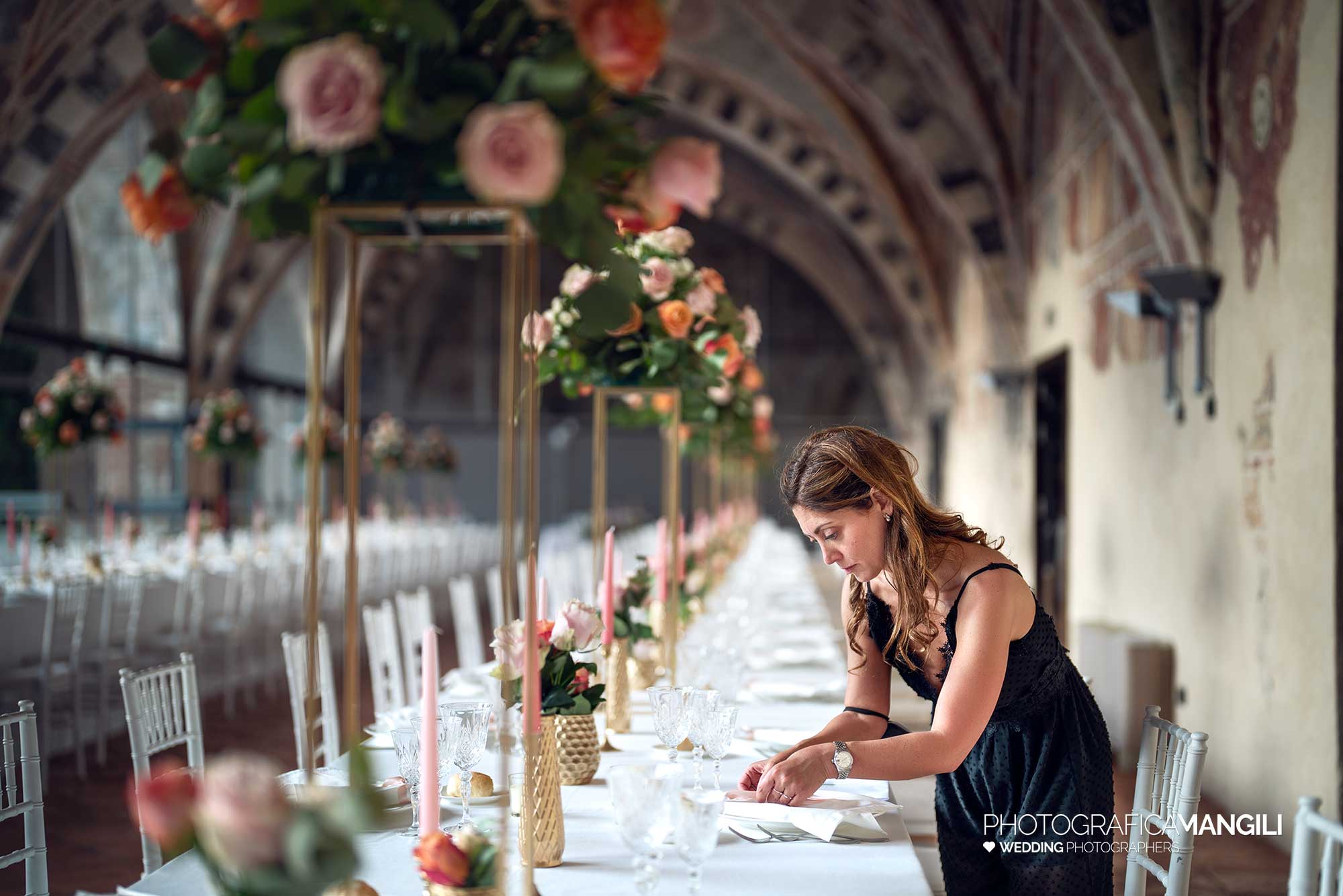 030 fotografo matrimonio reportage wedding sposi preparazione sala pranzo castello visconteo cassano d adda milano 030 fotografo matrimonio reportage wedding sposi preparazione sala pranzo castello visconteo cassano d adda milano