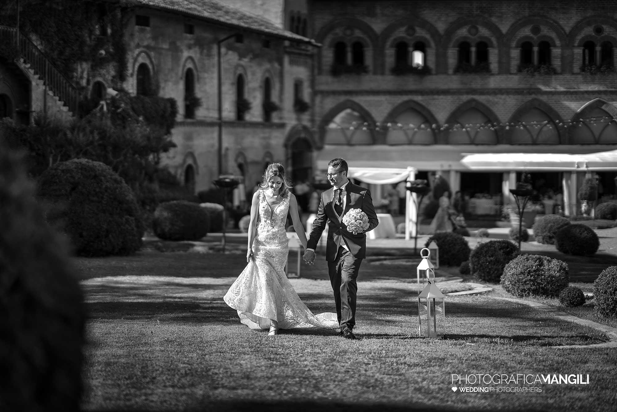 031 reportage foto matrimonio wedding sposi giardino bianco nero castello marne filago bergamo 031 reportage foto matrimonio wedding sposi giardino bianco nero castello marne filago bergamo