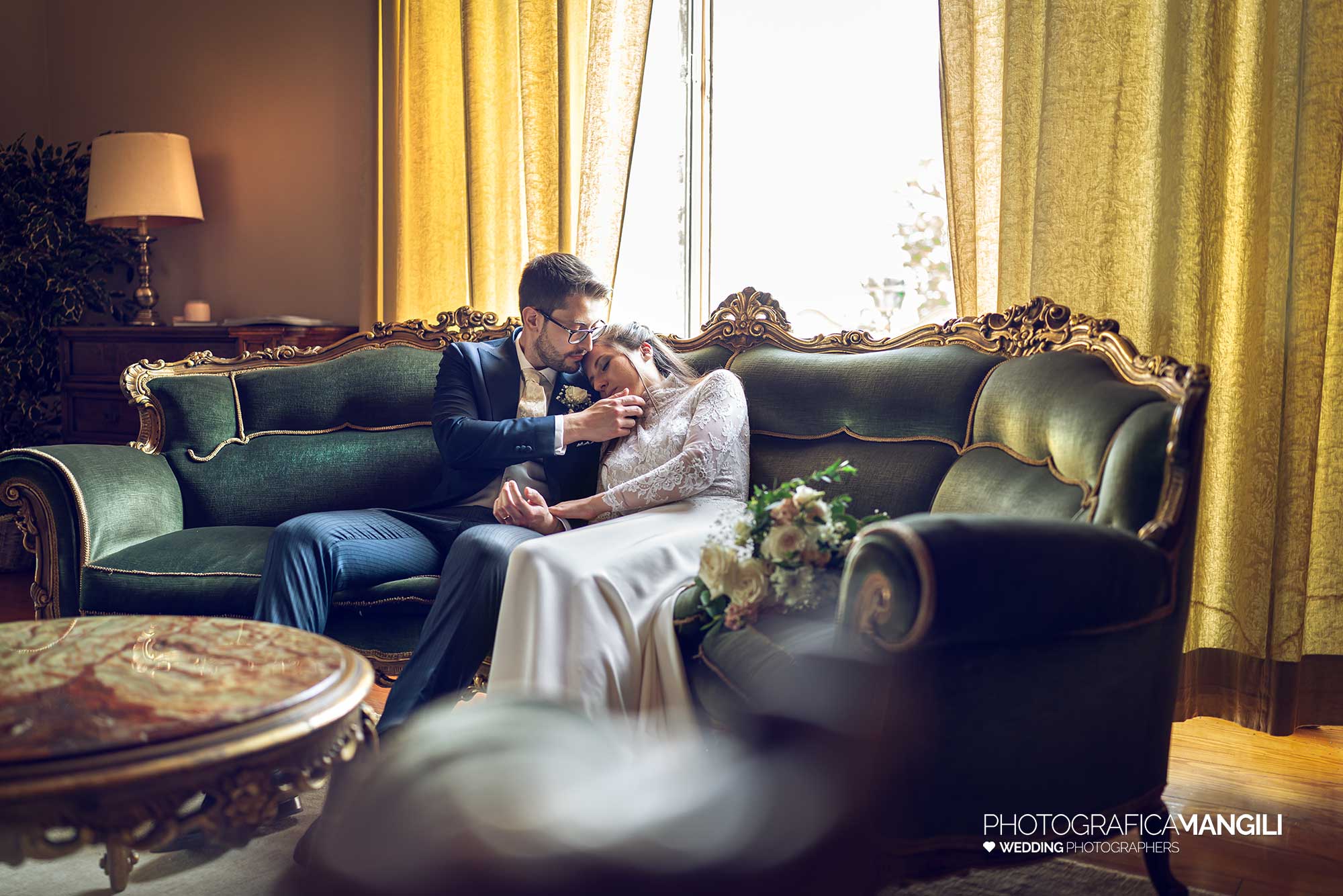 033 fotografo matrimonio reportage wedding sposi salotto divano romantico villa esengrini montalbano varese 033 fotografo matrimonio reportage wedding sposi salotto divano romantico villa esengrini montalbano varese
