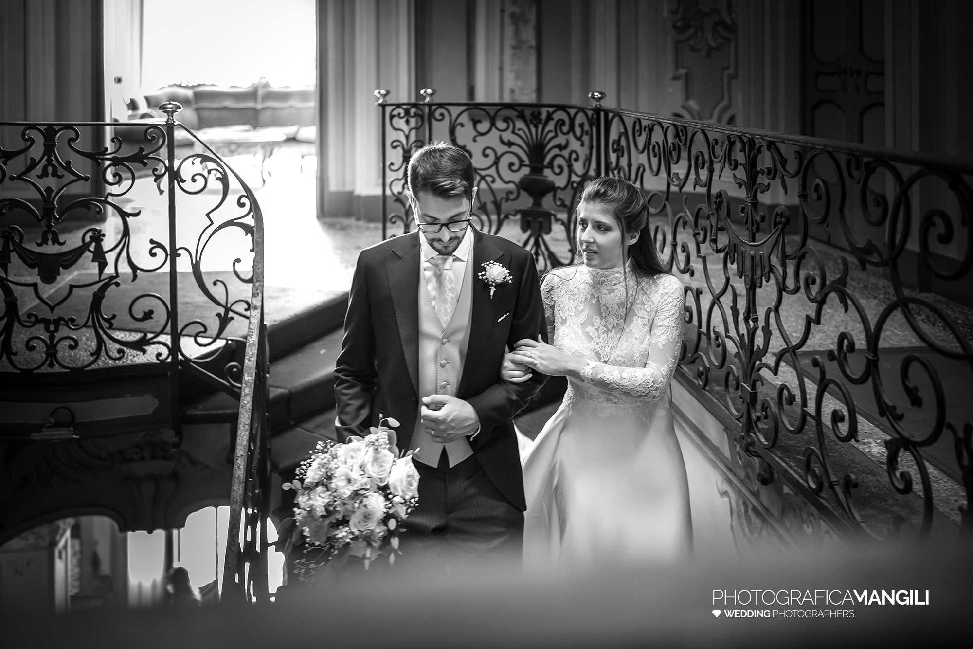 034 fotografo matrimonio reportage wedding sposi scala bianco nero villa esengrini montalbano varese 034 fotografo matrimonio reportage wedding sposi scala bianco nero villa esengrini montalbano varese