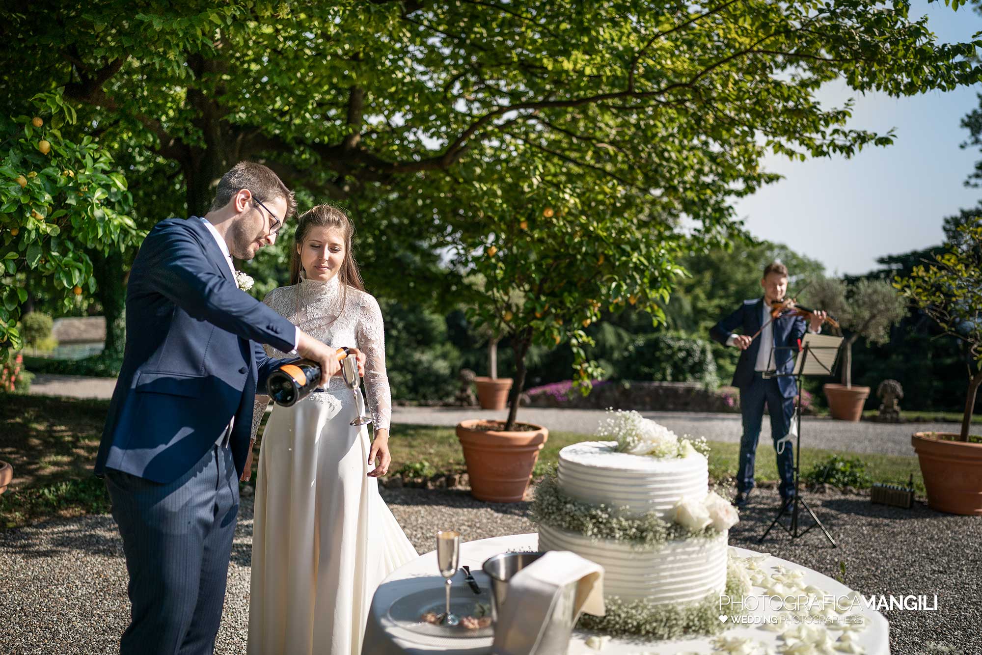 035 fotografo matrimonio reportage wedding sposi taglio torta brindisi villa esengrini montalbano varese 1 035 fotografo matrimonio reportage wedding sposi taglio torta brindisi villa esengrini montalbano varese 1